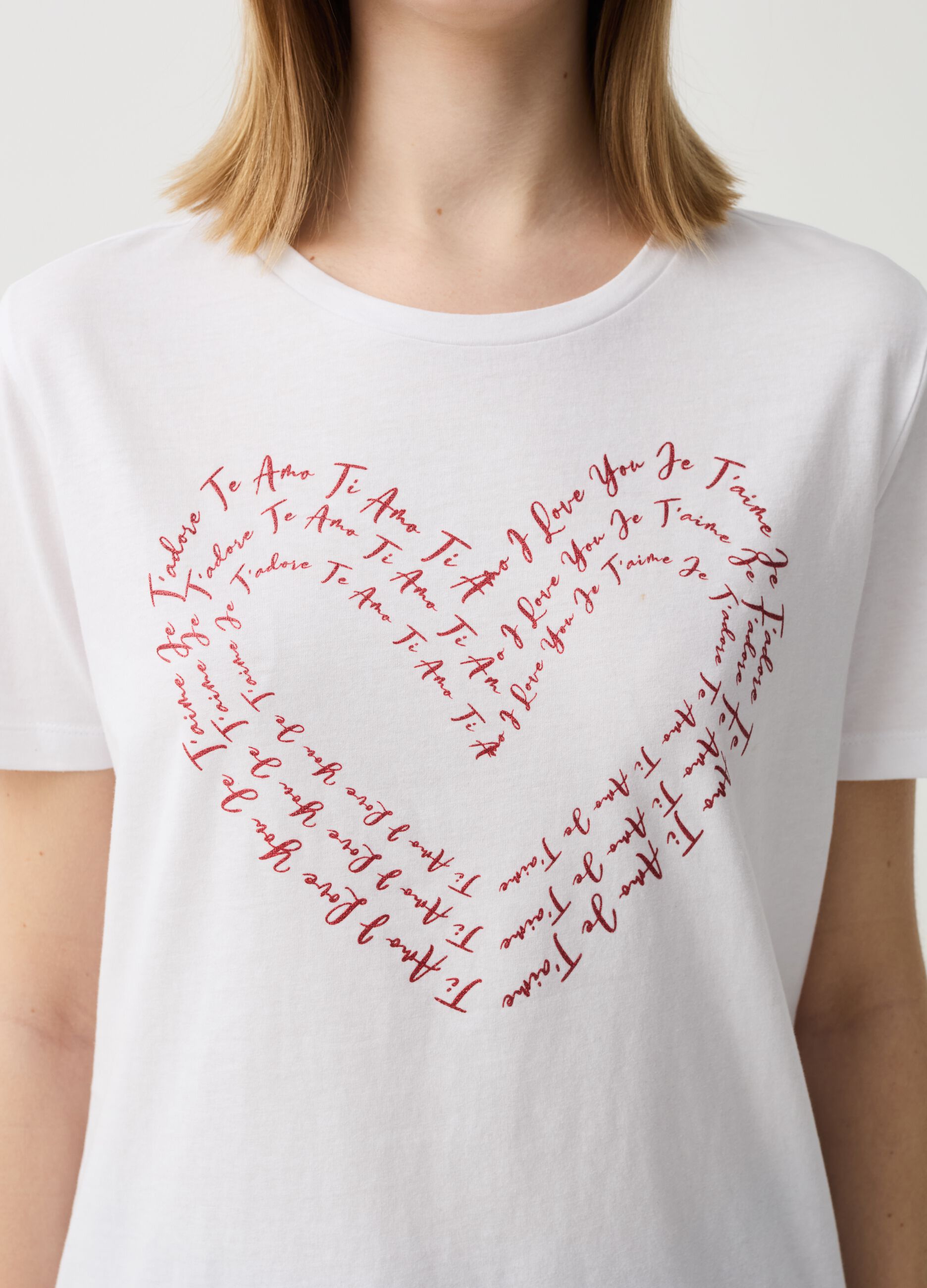 T-shirt con stampa glitter cuore lettering