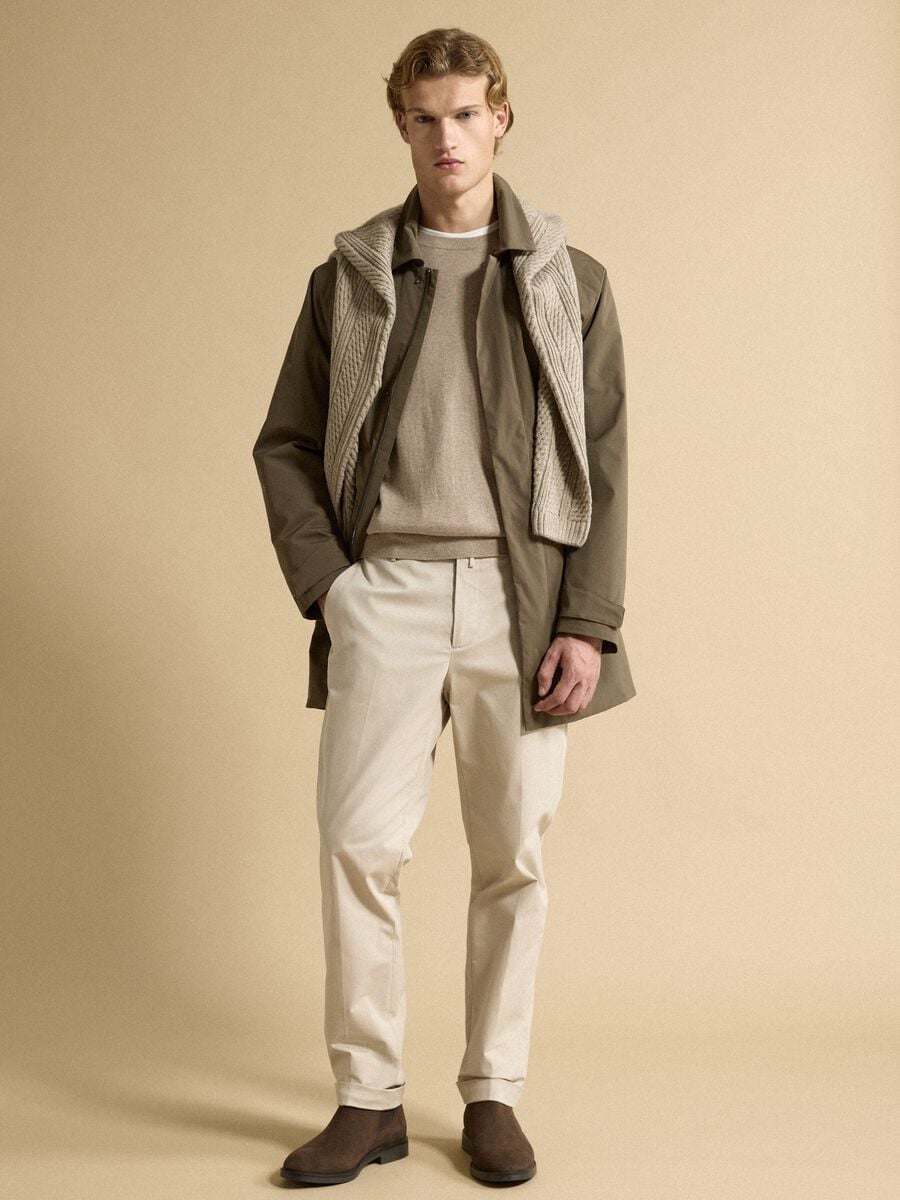 Gabardina impermeable marr&oacute;n larga de corte regular_2