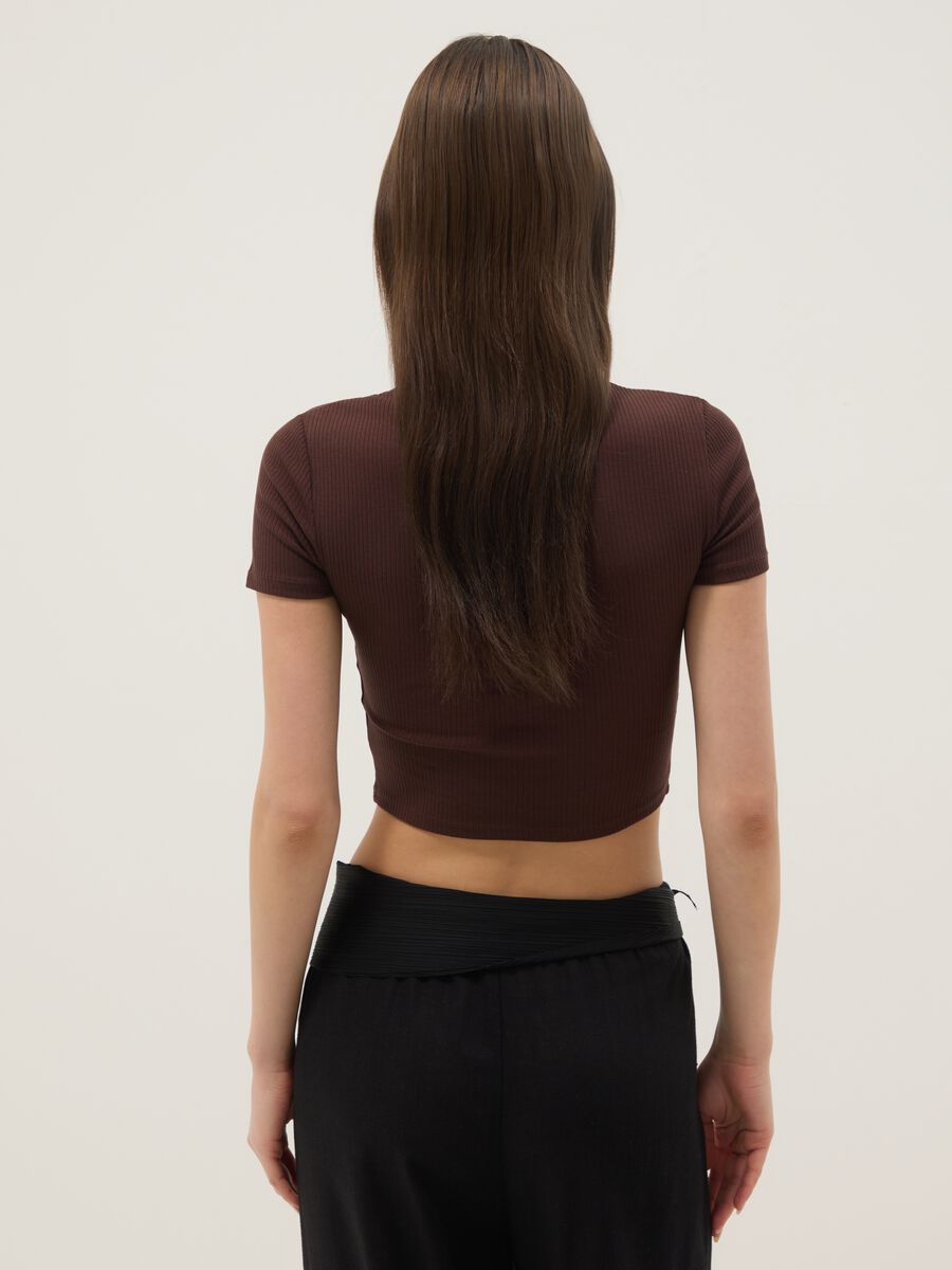 Braunes, geripptes Fitted-T-Shirt aus Stretch-Baumwolle_3