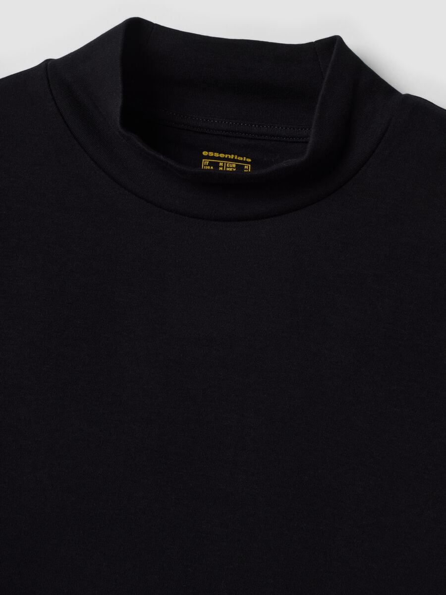 T-shirt nera in puro cotone con collo rialzato strutturato_1