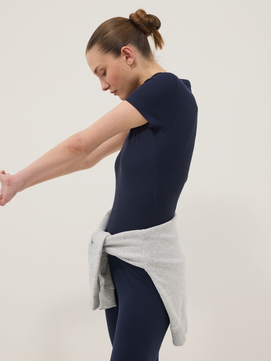 Blaue fitted T-Shirt mit kurzen &Auml;rmeln aus Stretch-Baumwolle_1