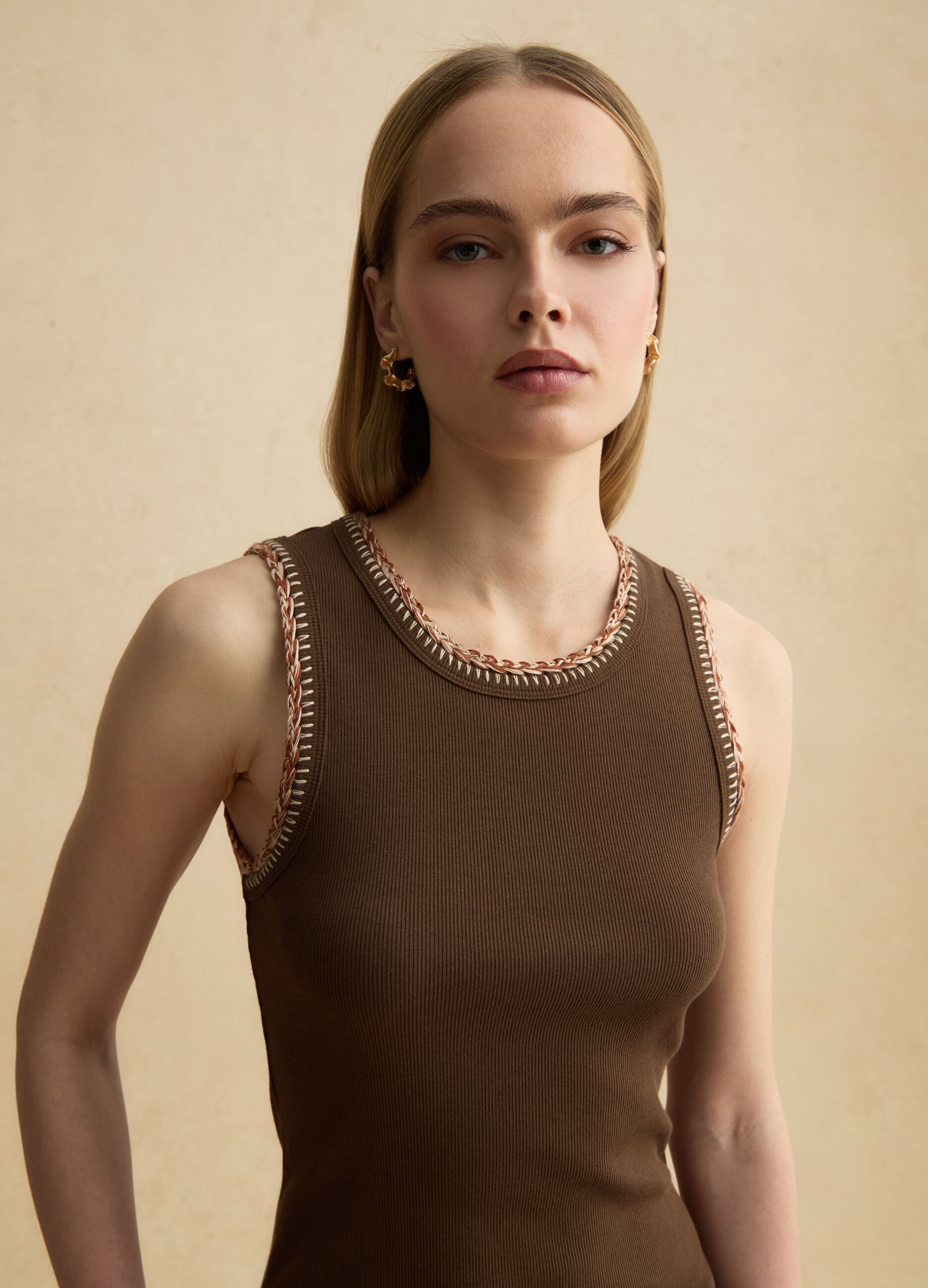 Camiseta sin mangas de algod&oacute;n el&aacute;stico marr&oacute;n ajuste regular con bordes bordados