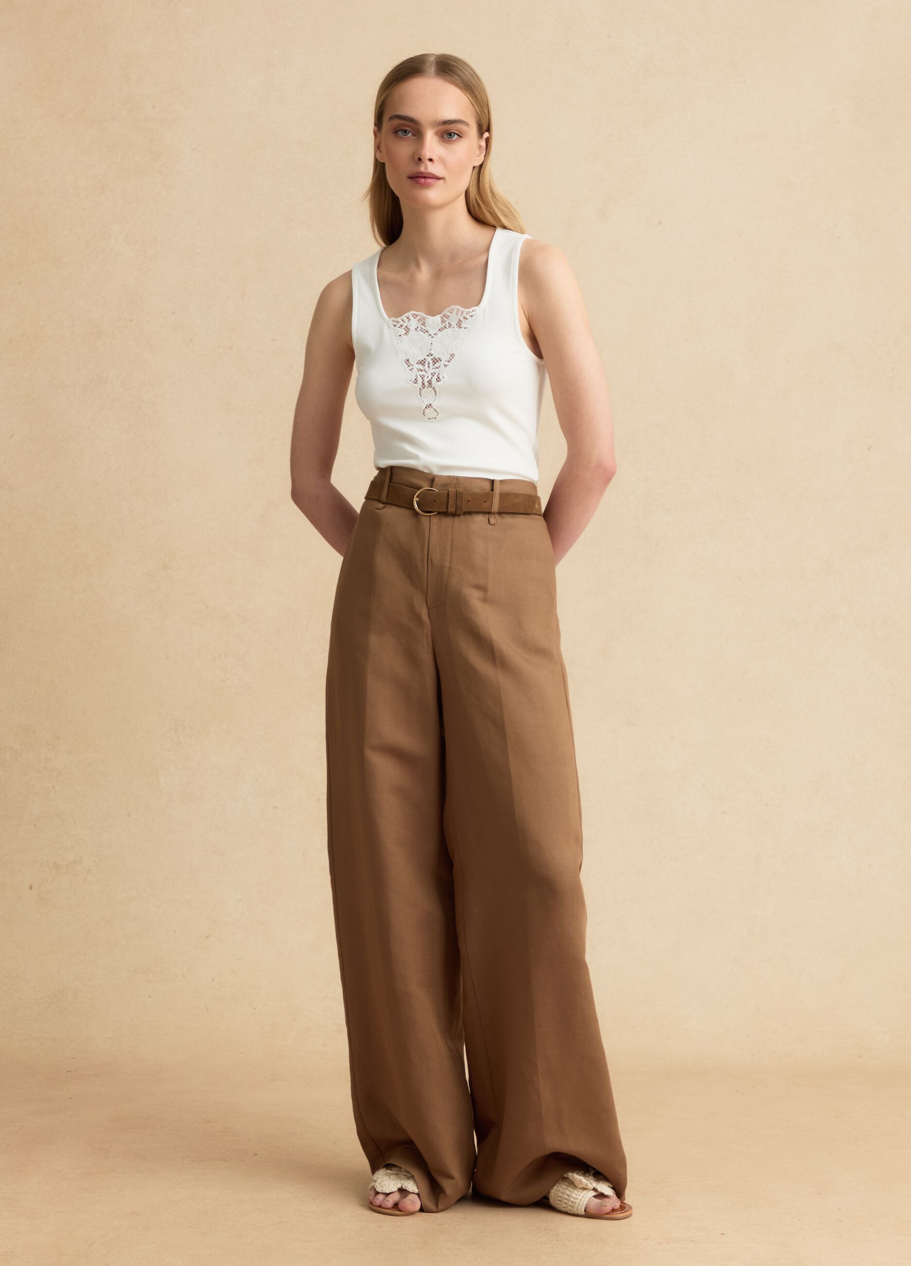 Top branco de al&ccedil;as em viscose el&aacute;stica com bordado