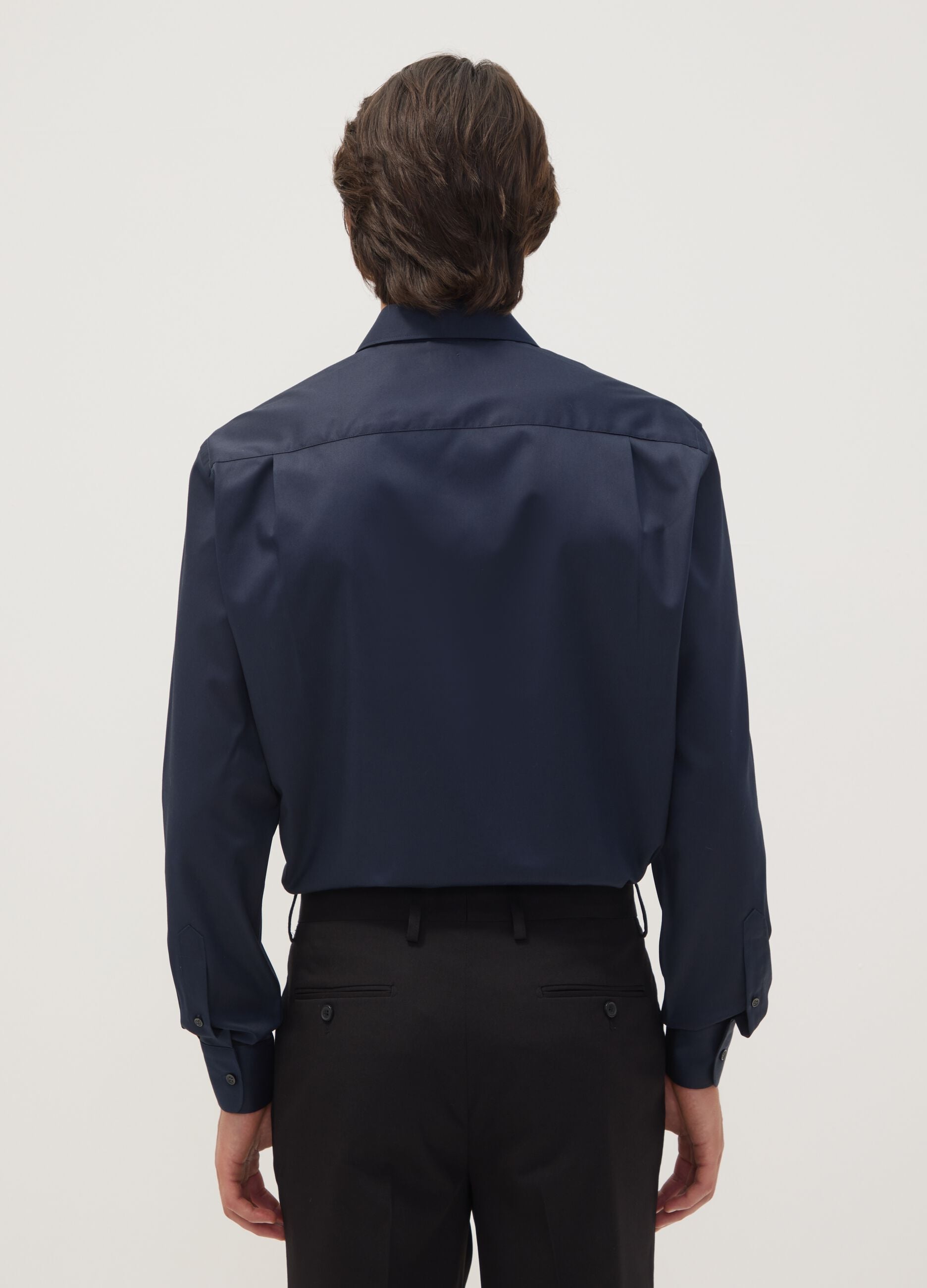 Camisa azul em algod&atilde;o puro com colarinho cl&aacute;ssico, corte regular, sem passar a ferro
