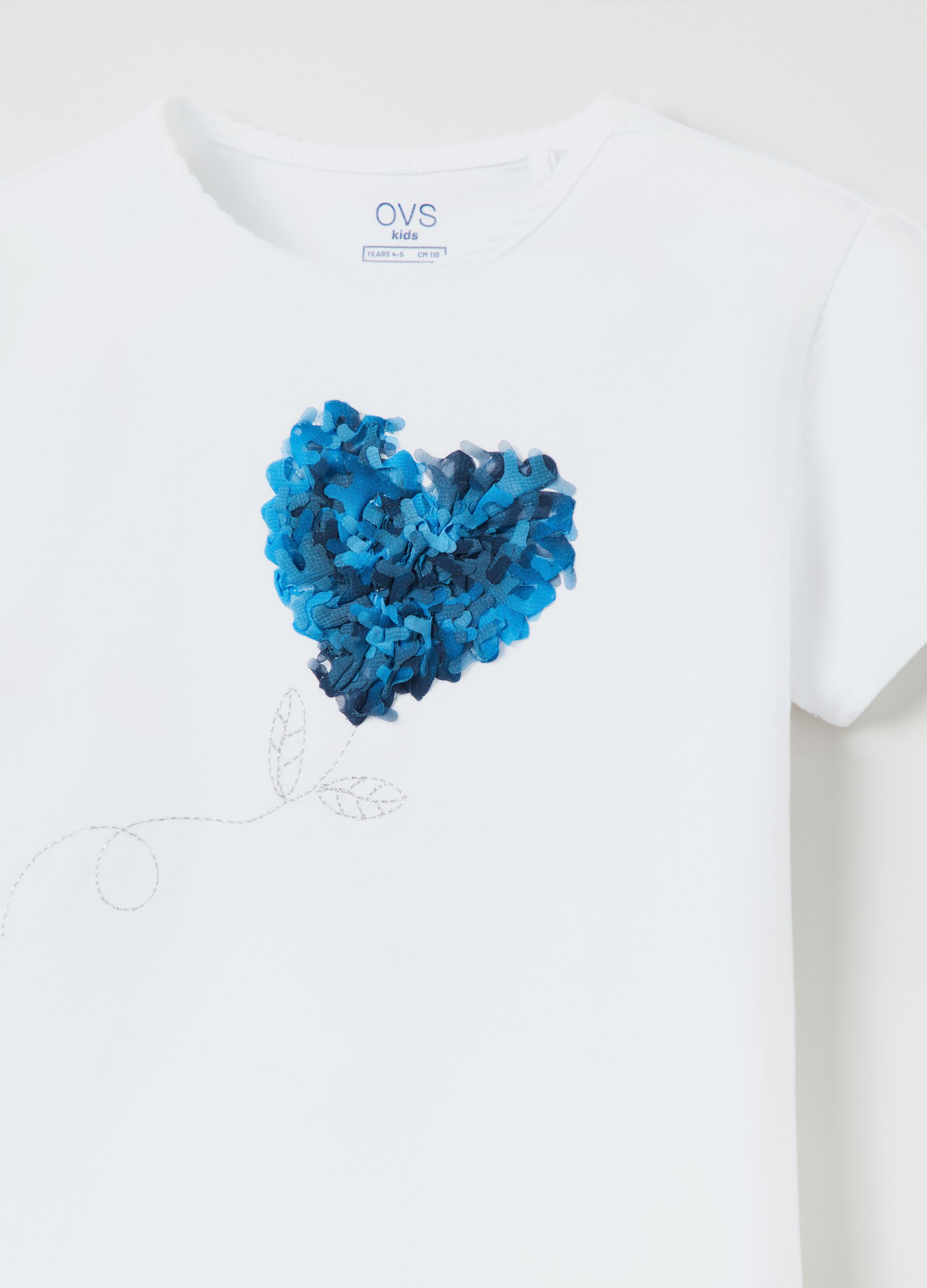 Camiseta con bordado y aplicación de corazón