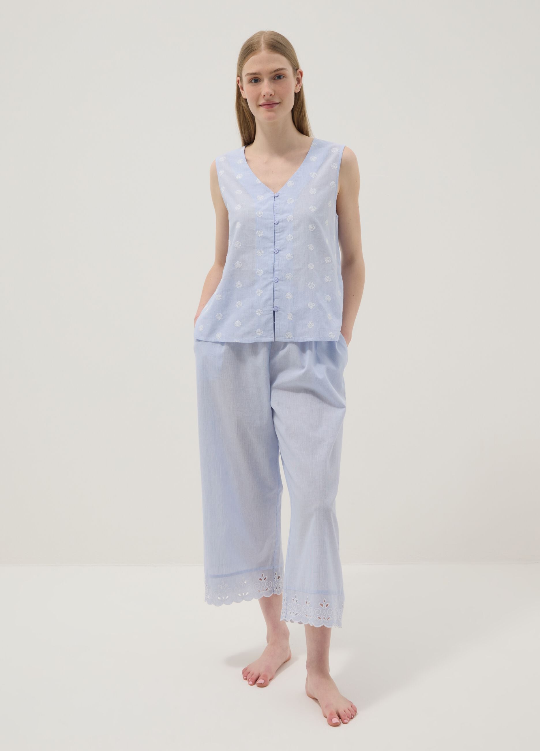 Hellblaue Pyjamahose aus Bio-Baumwolle mit Lochstickerei-Saum