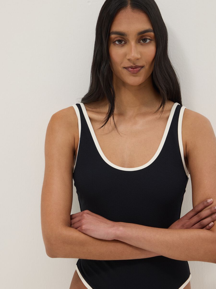 Schwarzer One-Piece-Badeanzug aus Stretchmaterial mit weissen Abschl&uuml;ssen_3