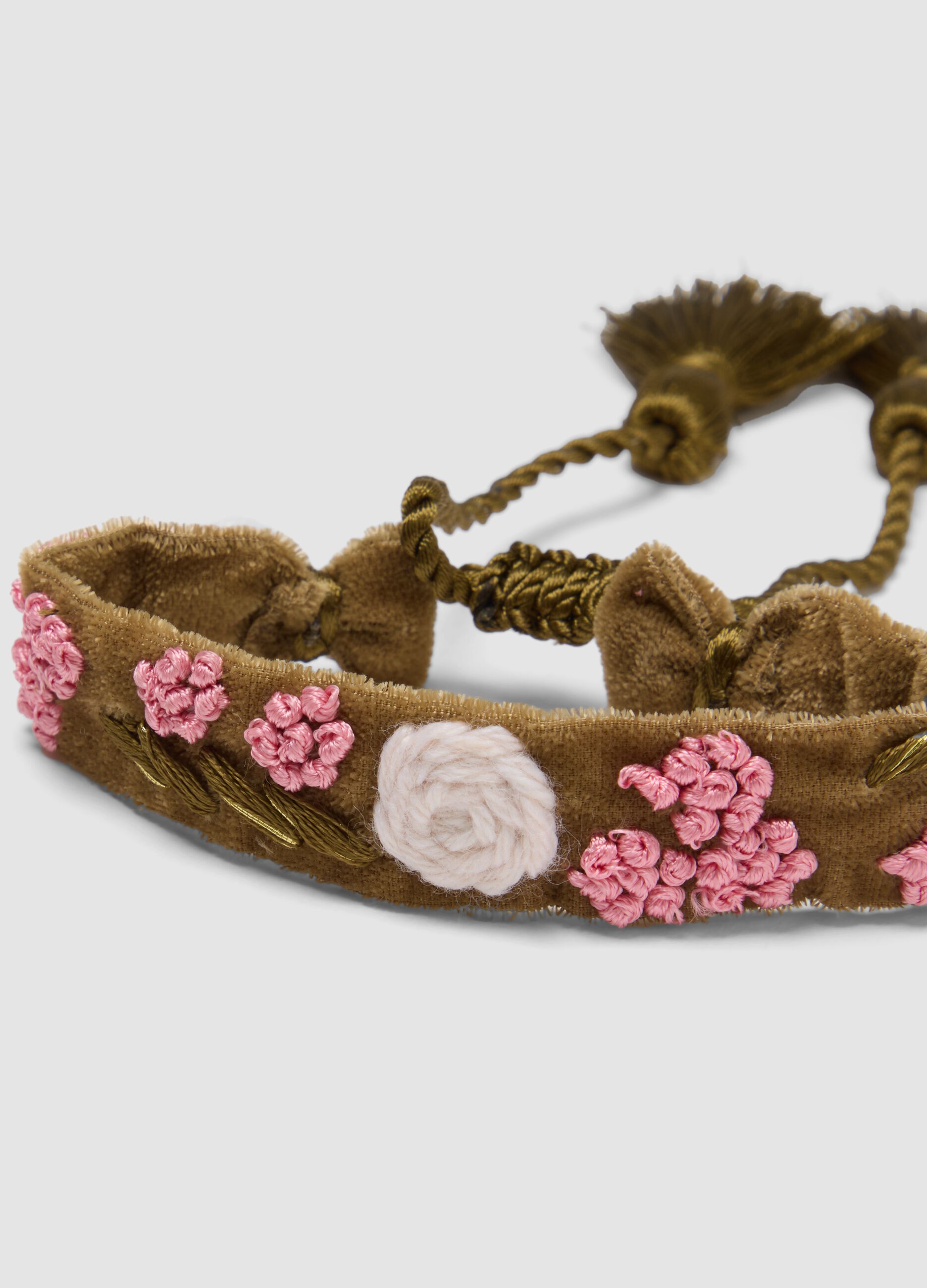 Gr&uuml;nes Armband mit bestickten Blumen und Quasten