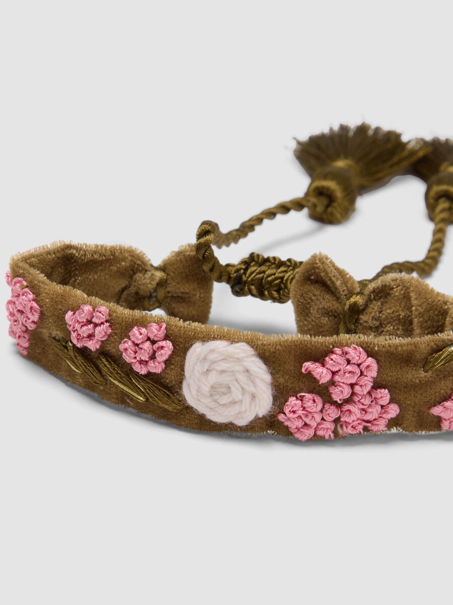 Gr&uuml;nes Armband mit bestickten Blumen und Quasten_1