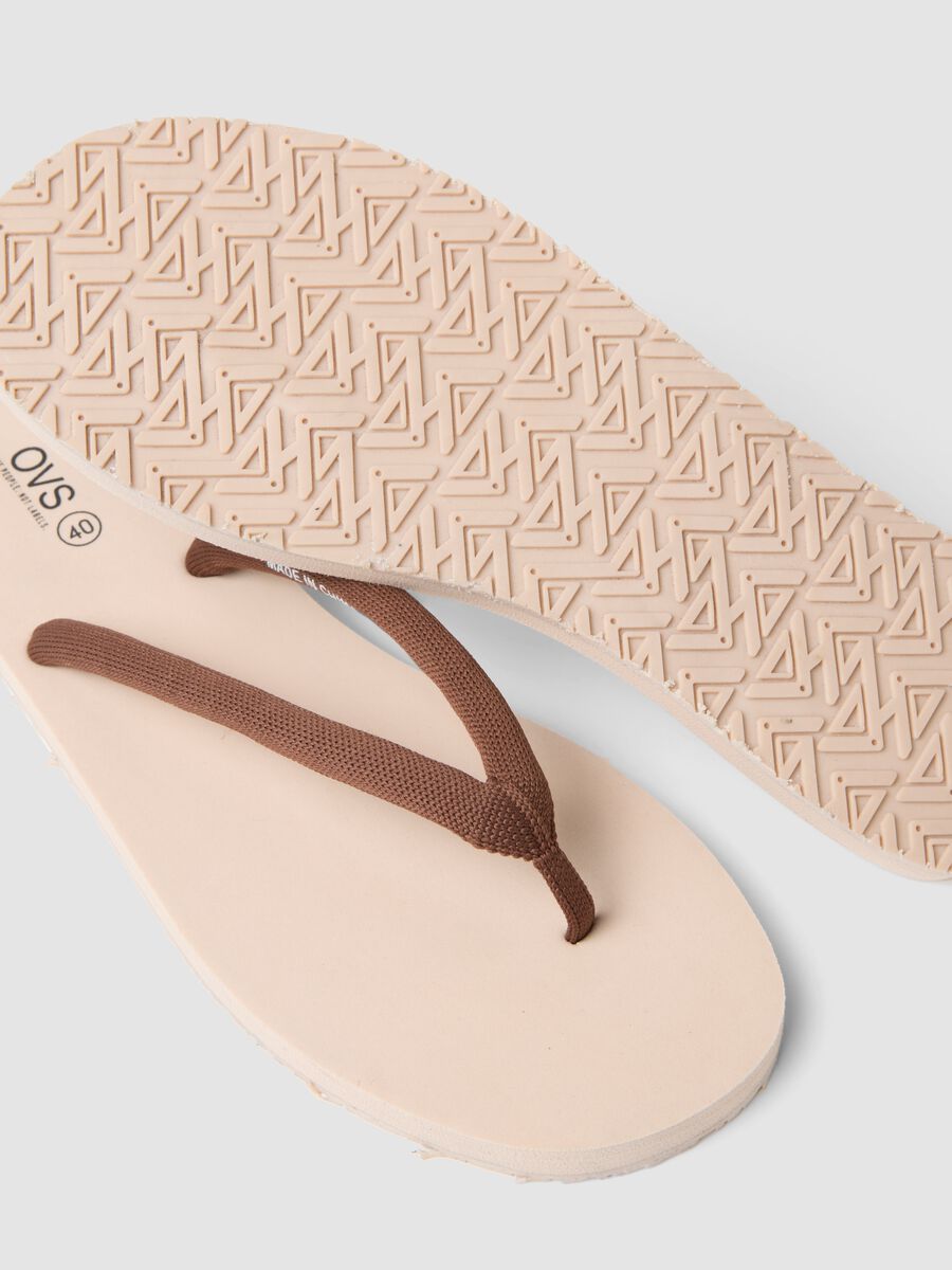 Chanclas beige con tiras anchas_2