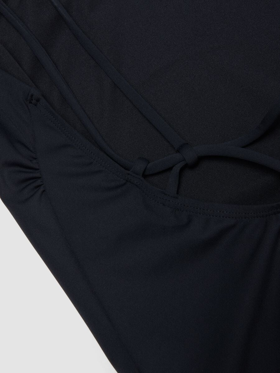 Schwarzer Badeanzug aus Stretchmaterial mit schmalen Tr&auml;gern_6
