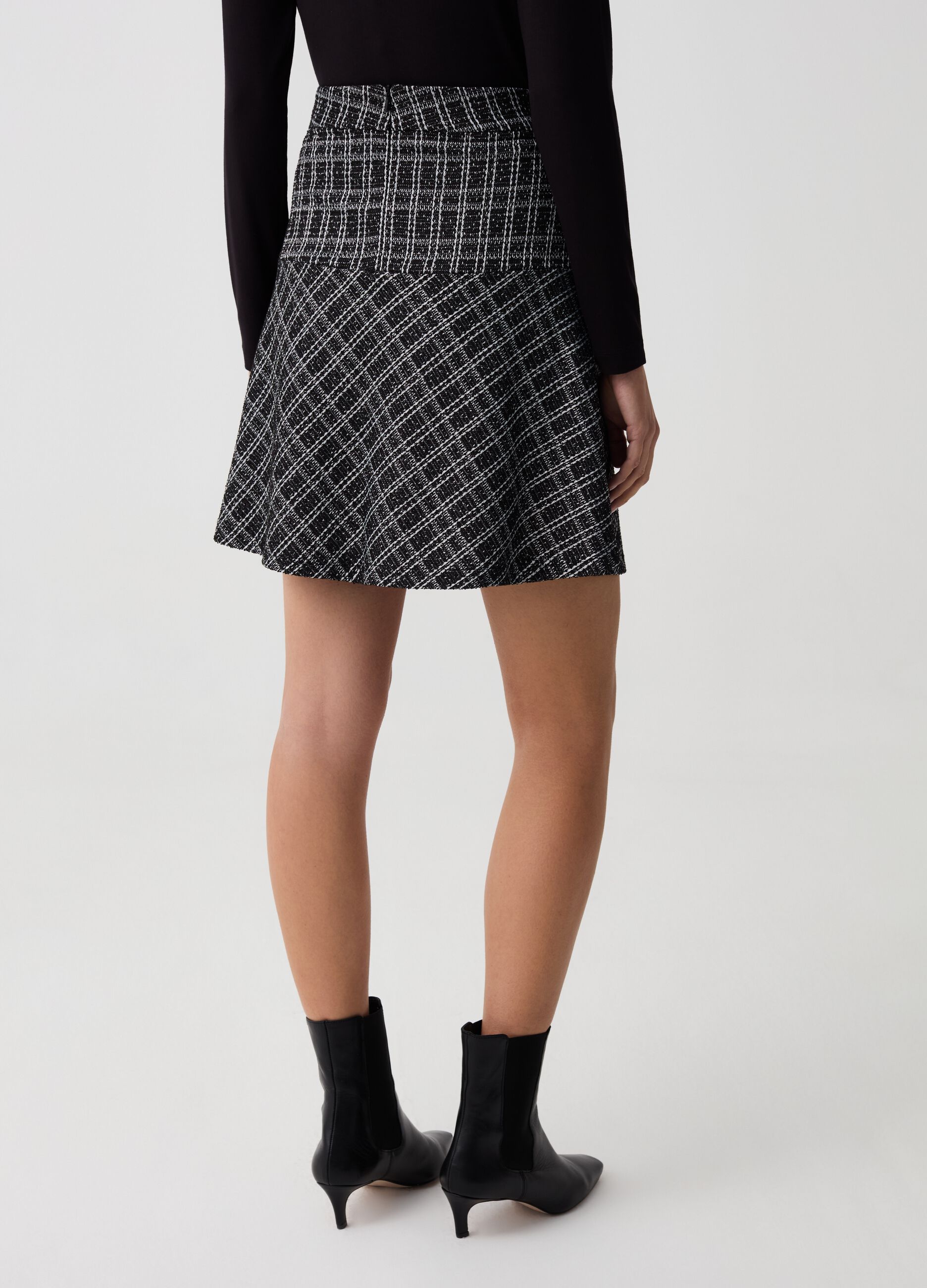 Short full skirt in patterned lurex