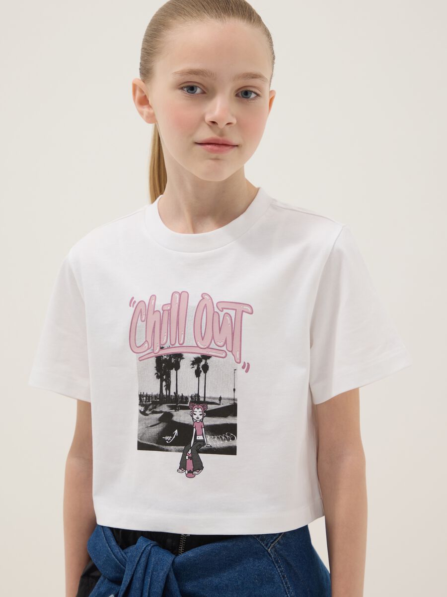 &Lambda;&epsilon;&upsilon;&kappa;ό T-shirt &alpha;&pi;ό &omicron;&rho;&gamma;&alpha;&nu;&iota;&kappa;ό &beta;&alpha;&mu;&beta;ά&kappa;&iota; &mu;&epsilon; &sigma;&tau;ά&mu;&pi;&alpha;_2