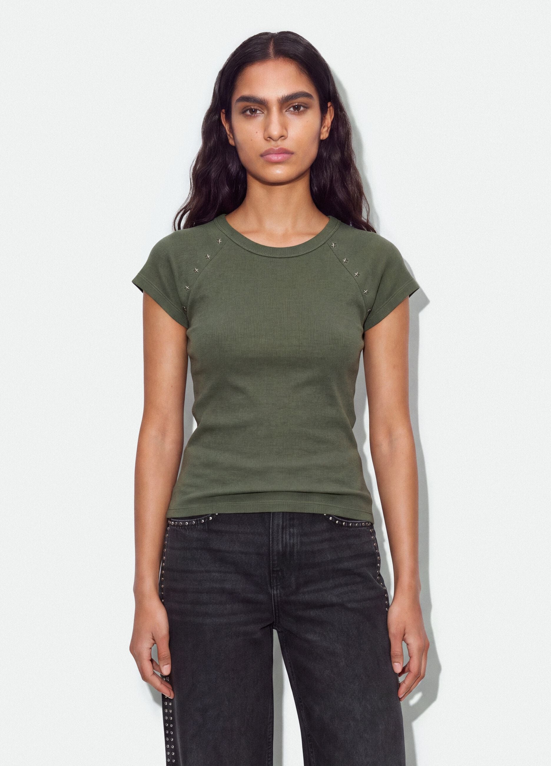 Gr&uuml;nes, figurbetontes T-Shirt aus geripptem Stretch-Baumwollstoff mit Nieten
