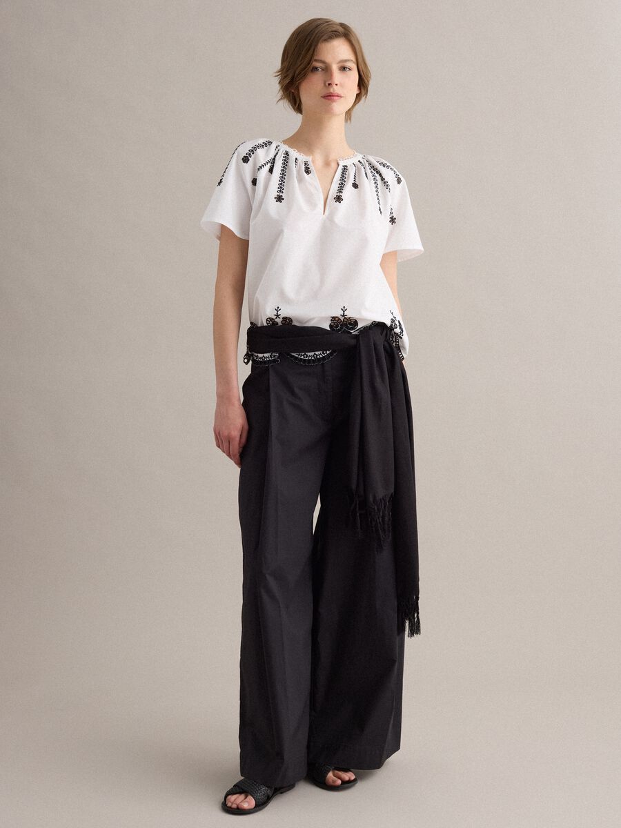 Black scarf in viscose and linen blend with fringes_1