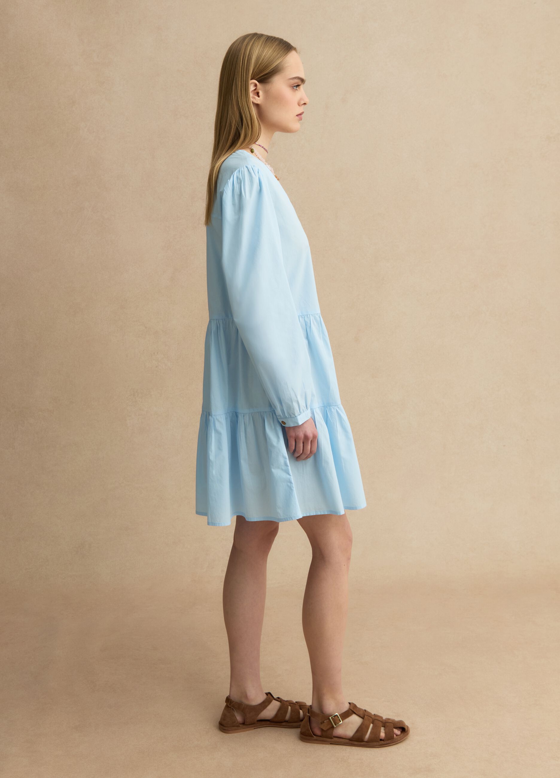 Blaues Baumwollkleid mit tiefem V-Ausschnitt, regular fit