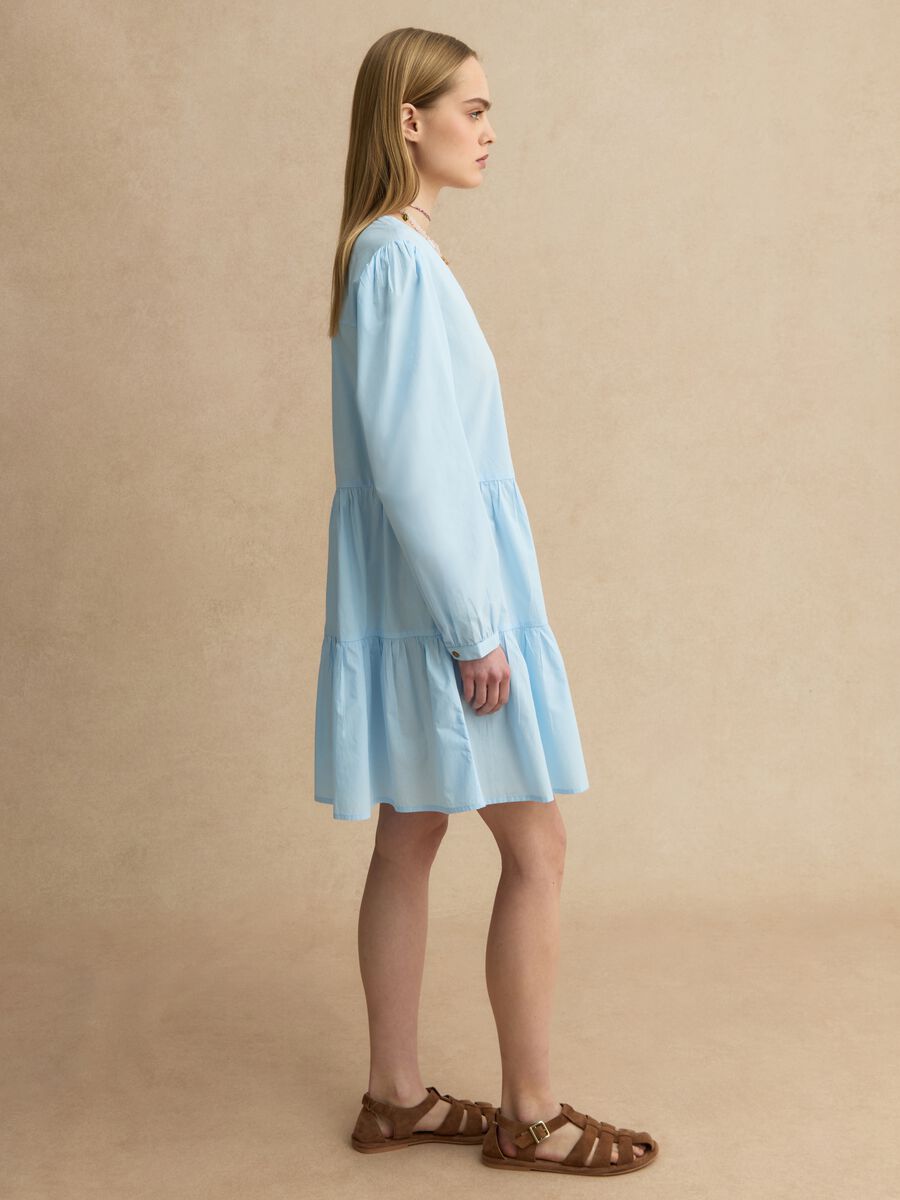 Blaues Baumwollkleid mit tiefem V-Ausschnitt, regular fit_2