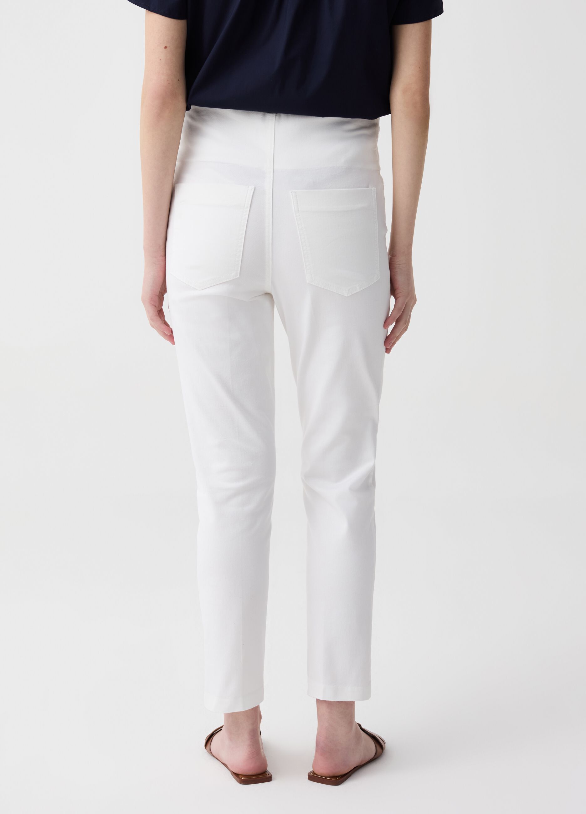 Slim-fit maternity trousers with pockets