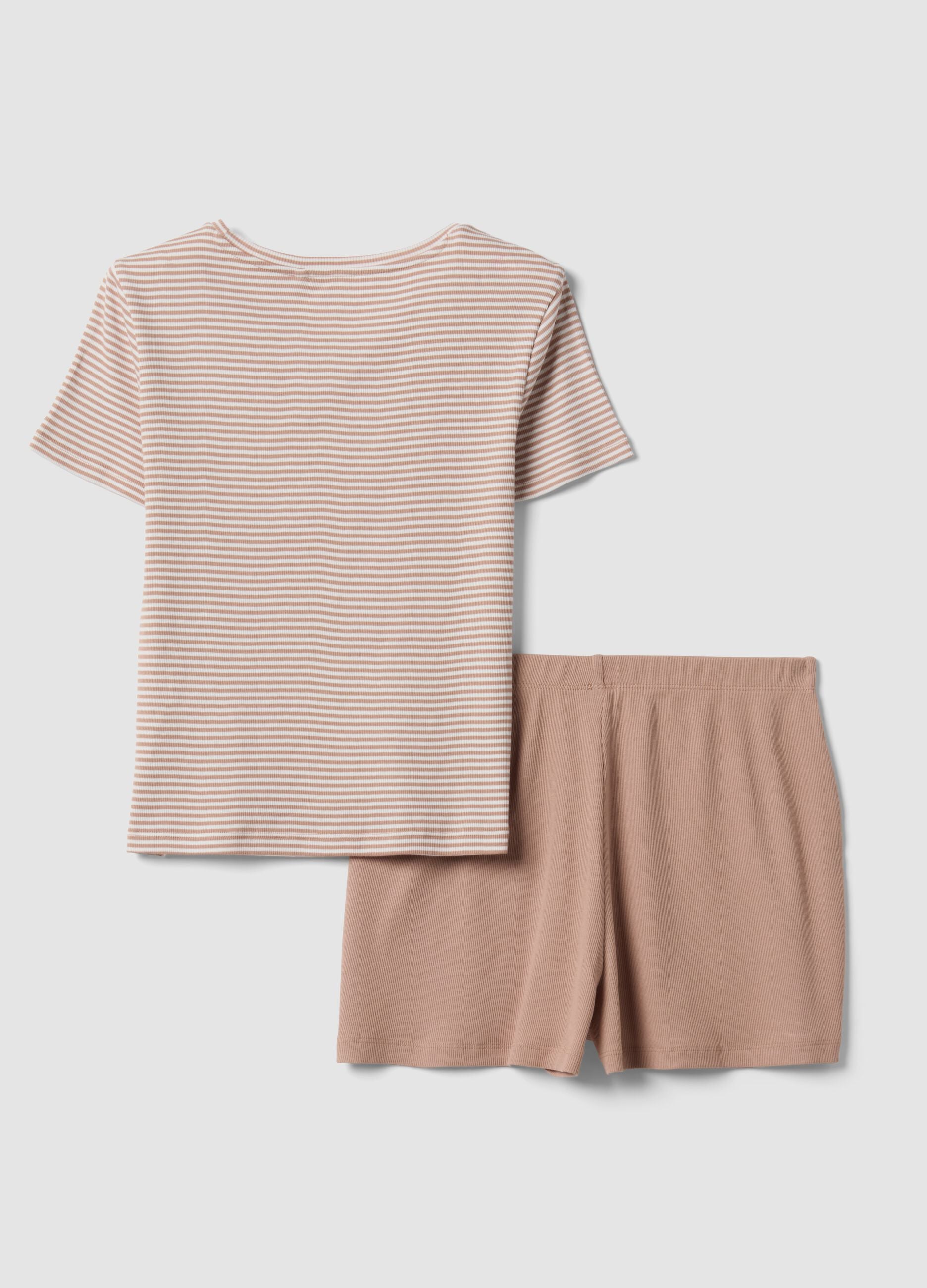 Bunter Pyjama aus reiner Bio-Baumwolle mit gestreiftem T-Shirt und Shorts