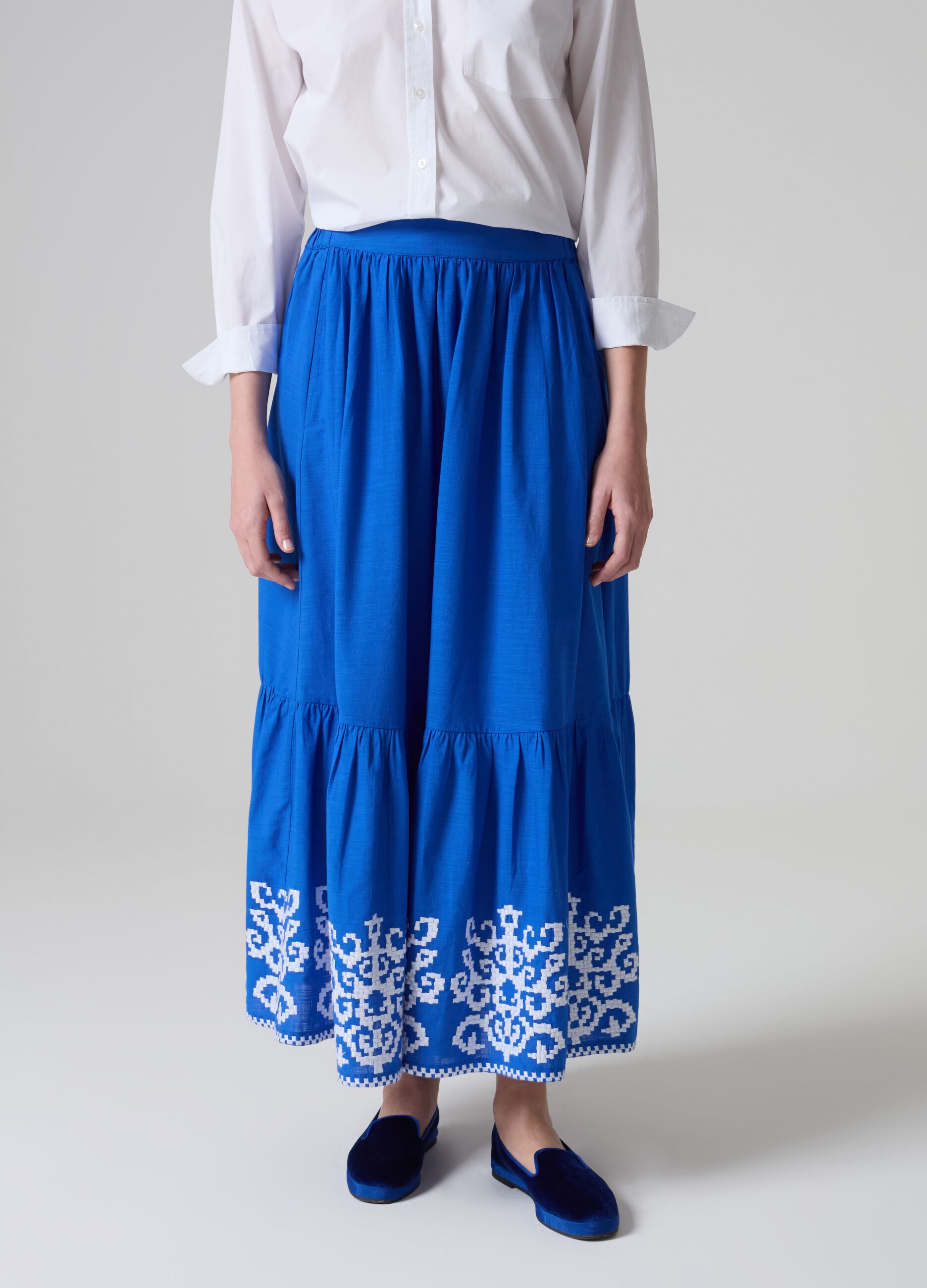 Long skirt with ethnic embroidery flounce