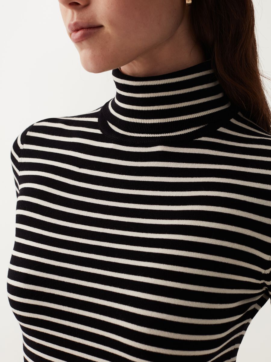 T-shirt with high neck and striped pattern_3
