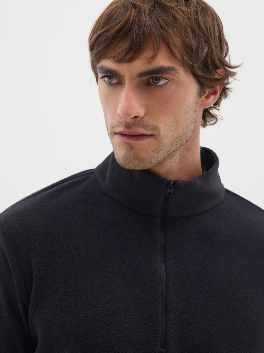 Schwarzes Fleece-Sweatshirt mit halbem Reißverschluss_3
