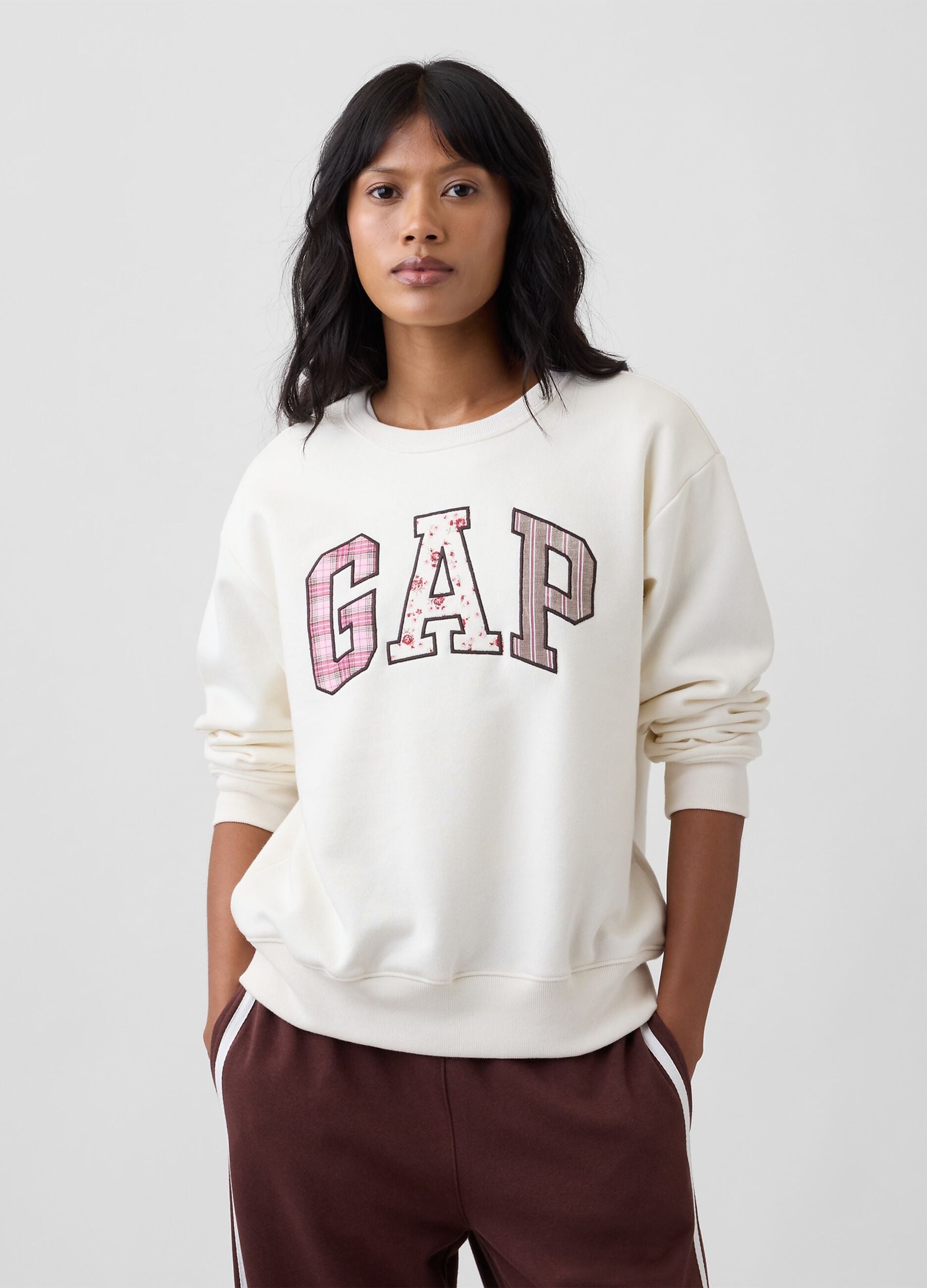 Elfenbeinweisses Sweatshirt aus Baumwollmix mit GAP-Schriftzug im Muster