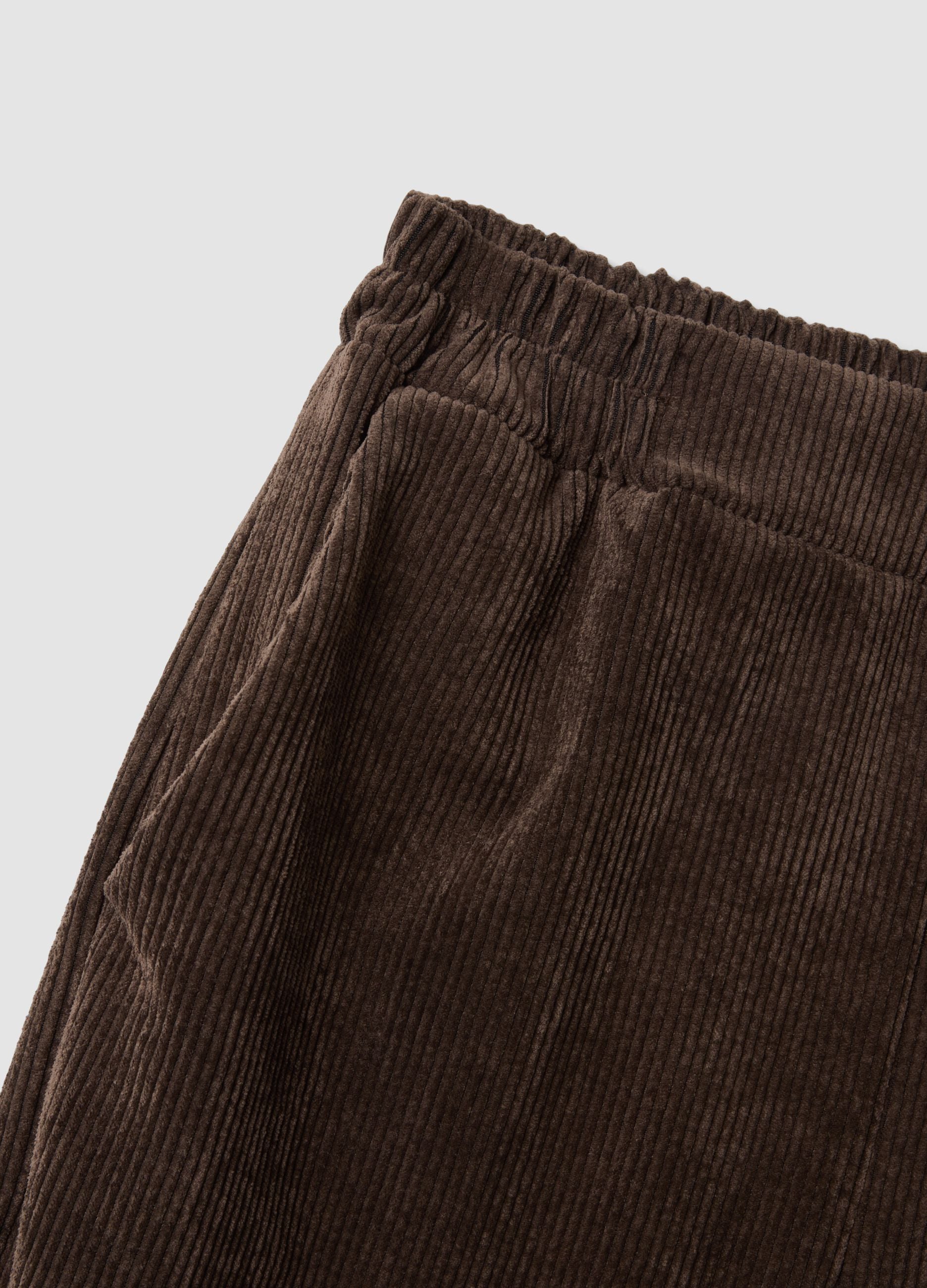 Braune weite Rippstrick-Hose aus elastischem Viskosemix, Regular Fit
