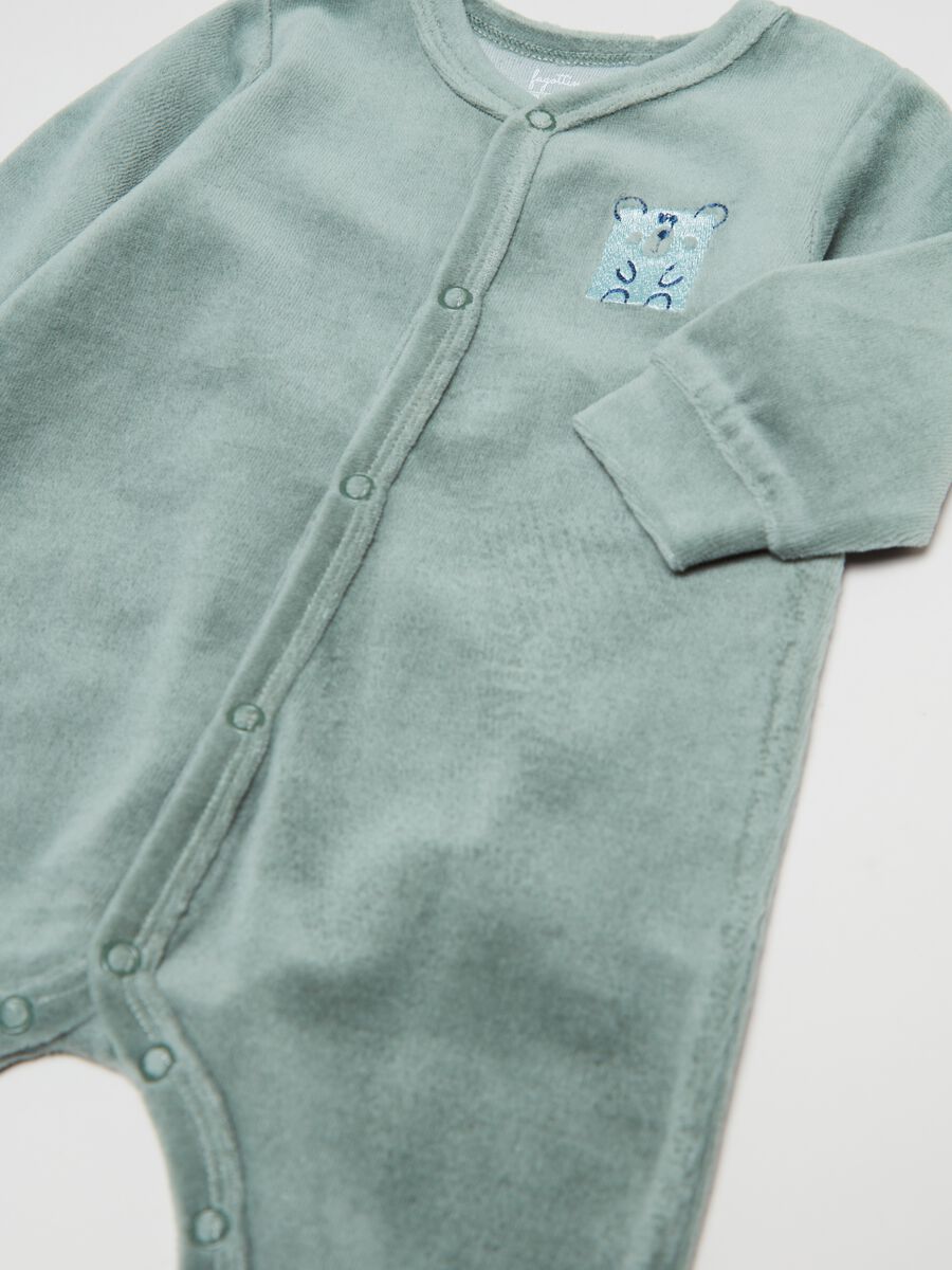 Velour onesie with feet and embroidered bear_2