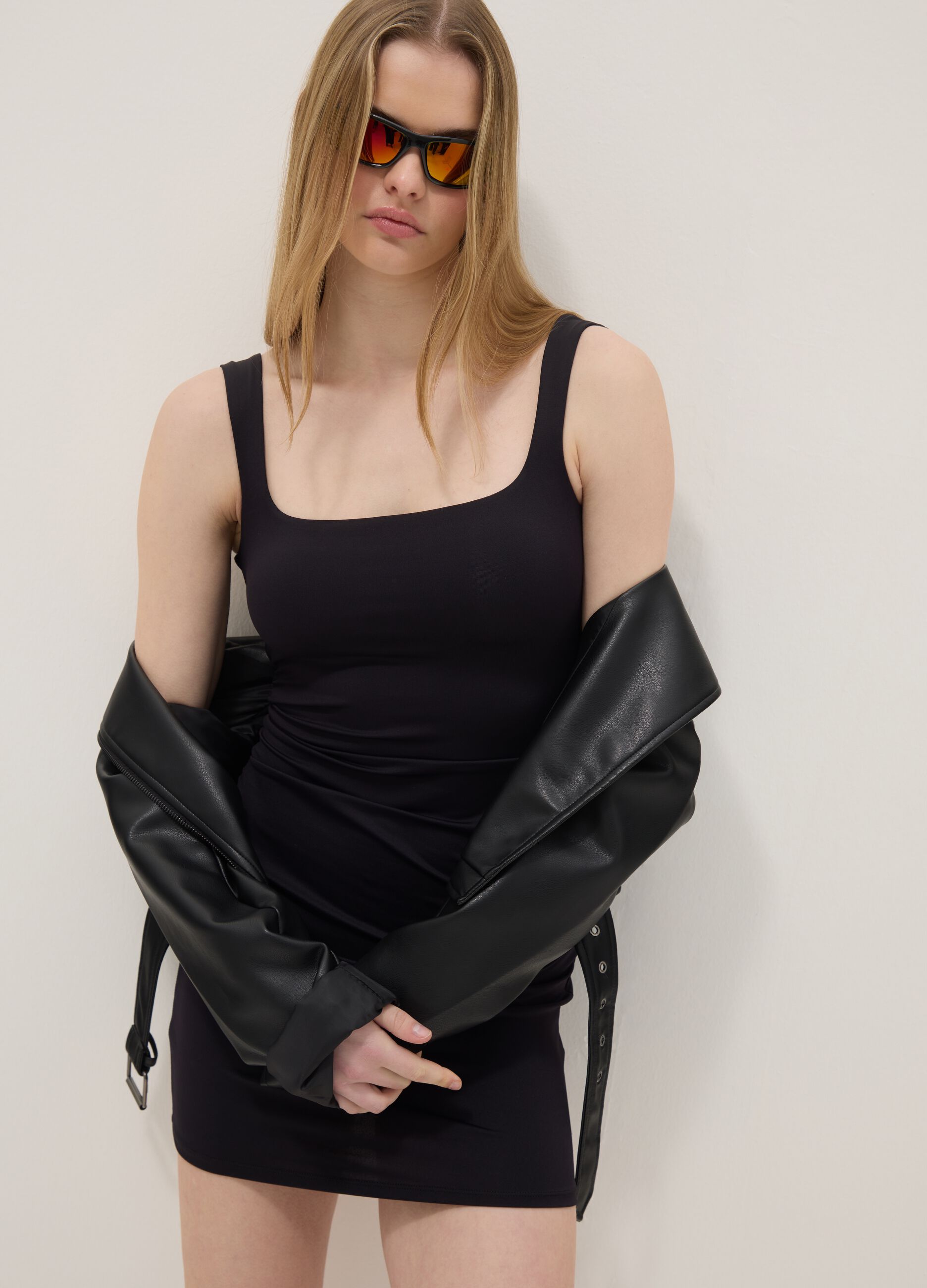 Schwarzes figurbetontes Kleid mit eckigem Ausschnitt