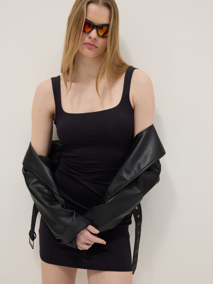 Schwarzes figurbetontes Kleid mit eckigem Ausschnitt_1