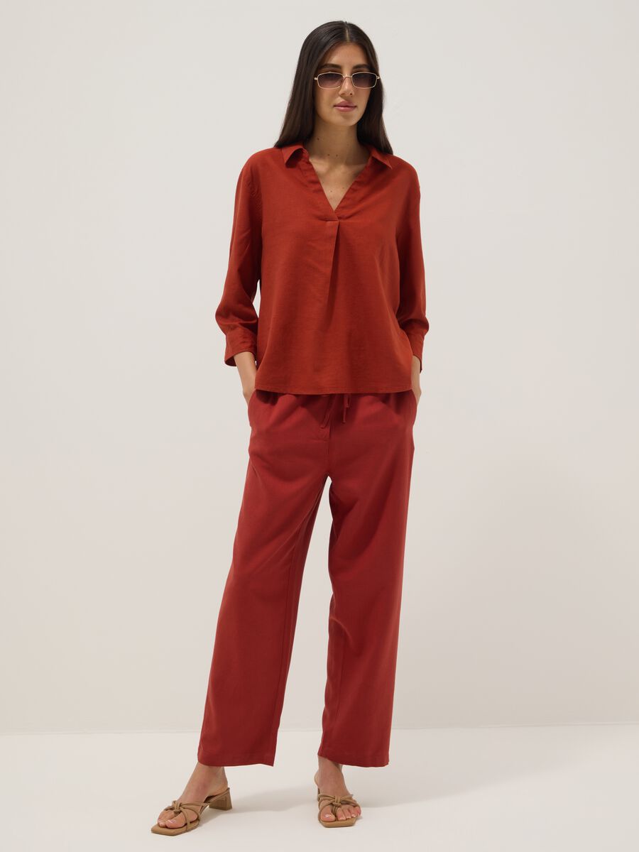 Rotes Regular-Fit-Hemd aus Leinen-Viscose-Mix mit V-Ausschnitt_2