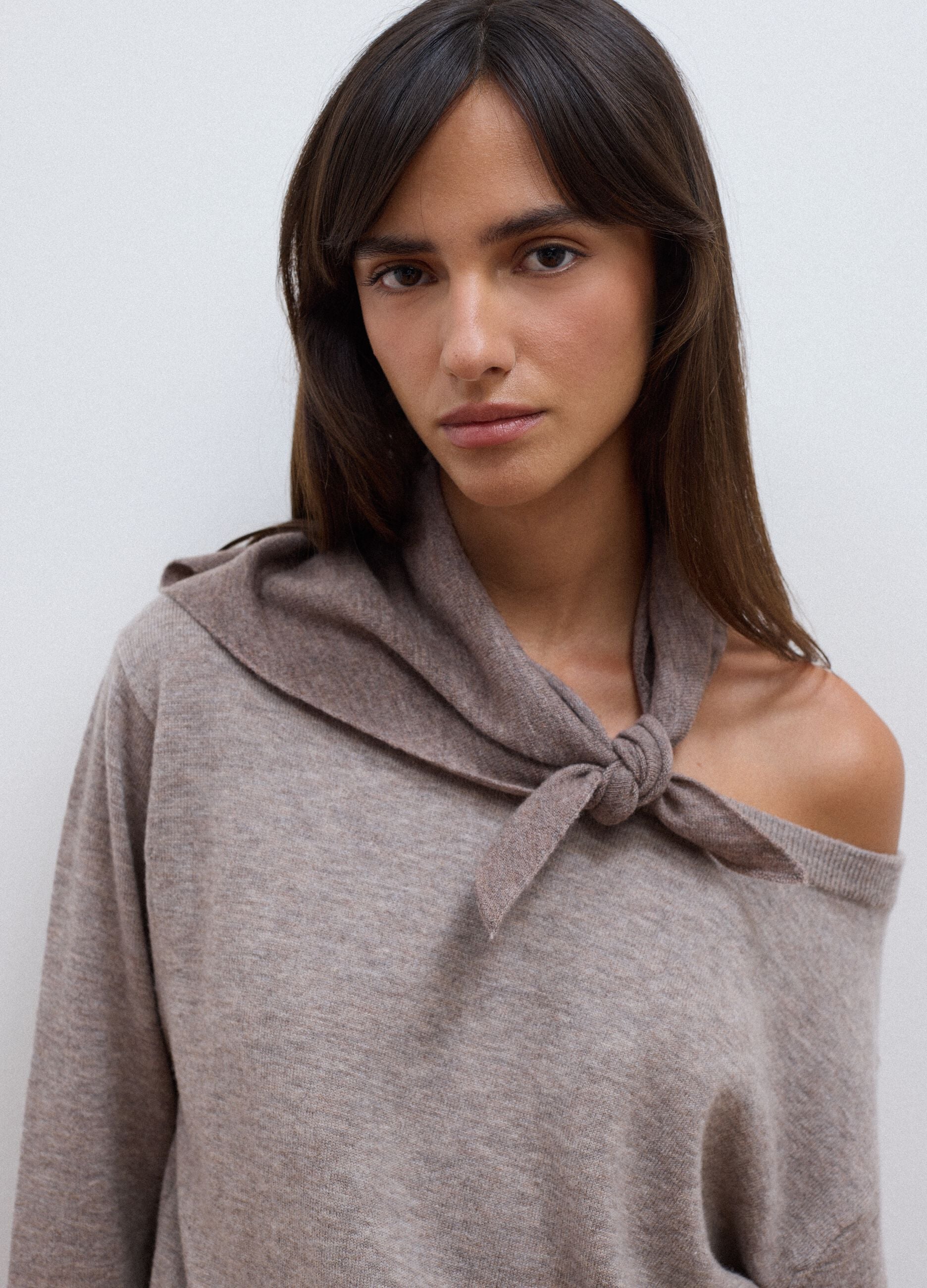 Maglia grigia in pura lana con scollo a barchetta