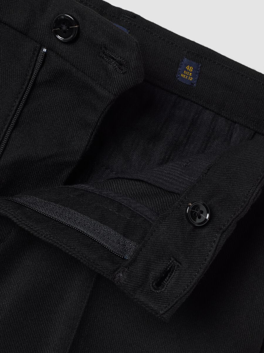 Schwarze Slim-Fit-Chinohose aus elastischer Viskose_1