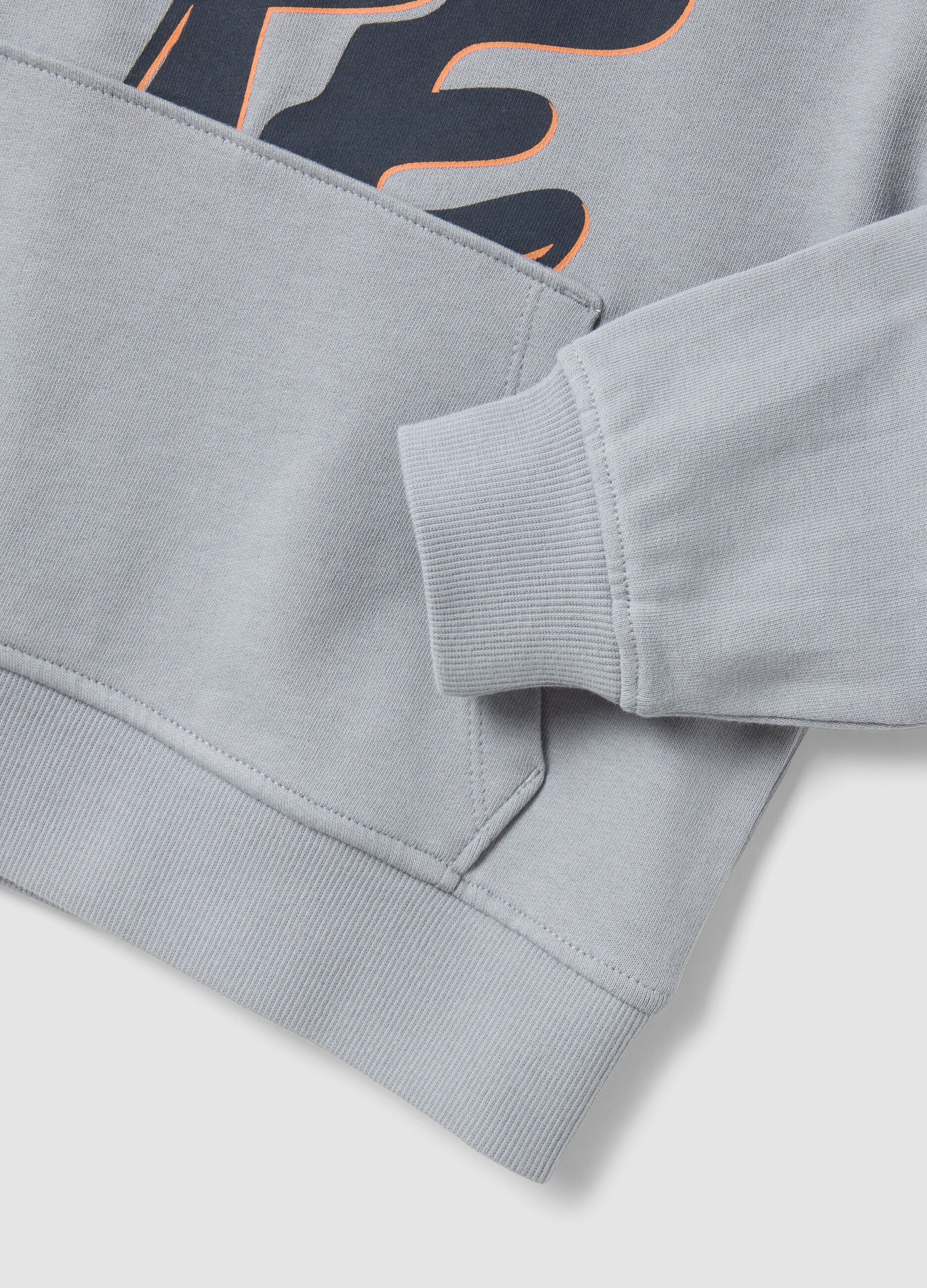 Sweat com capuz cinzenta oversize em algod&atilde;o puro com estampado e bolso canguru para menino