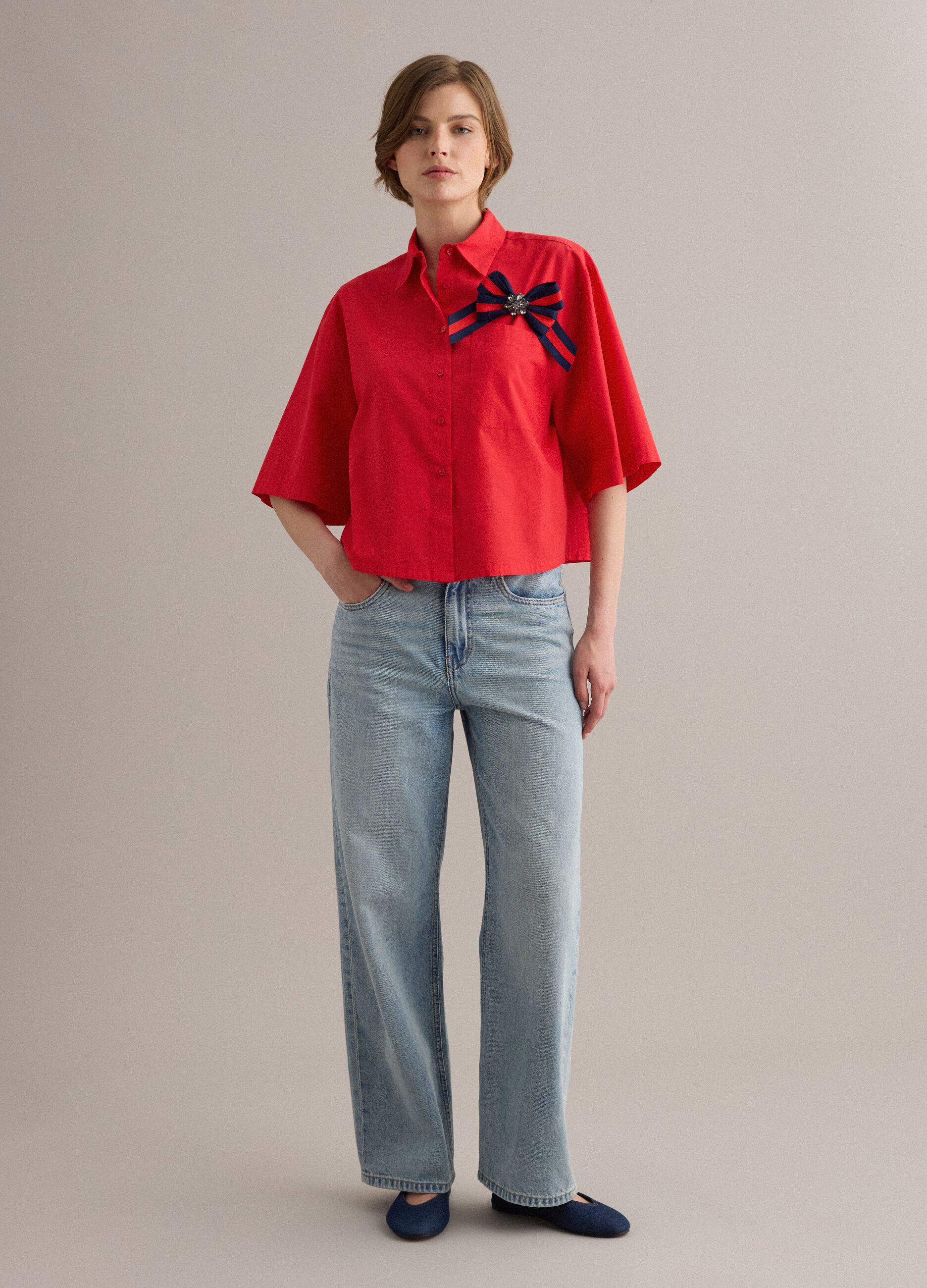 Camisa roja de algod&oacute;n puro con bolsillo, corte oversize