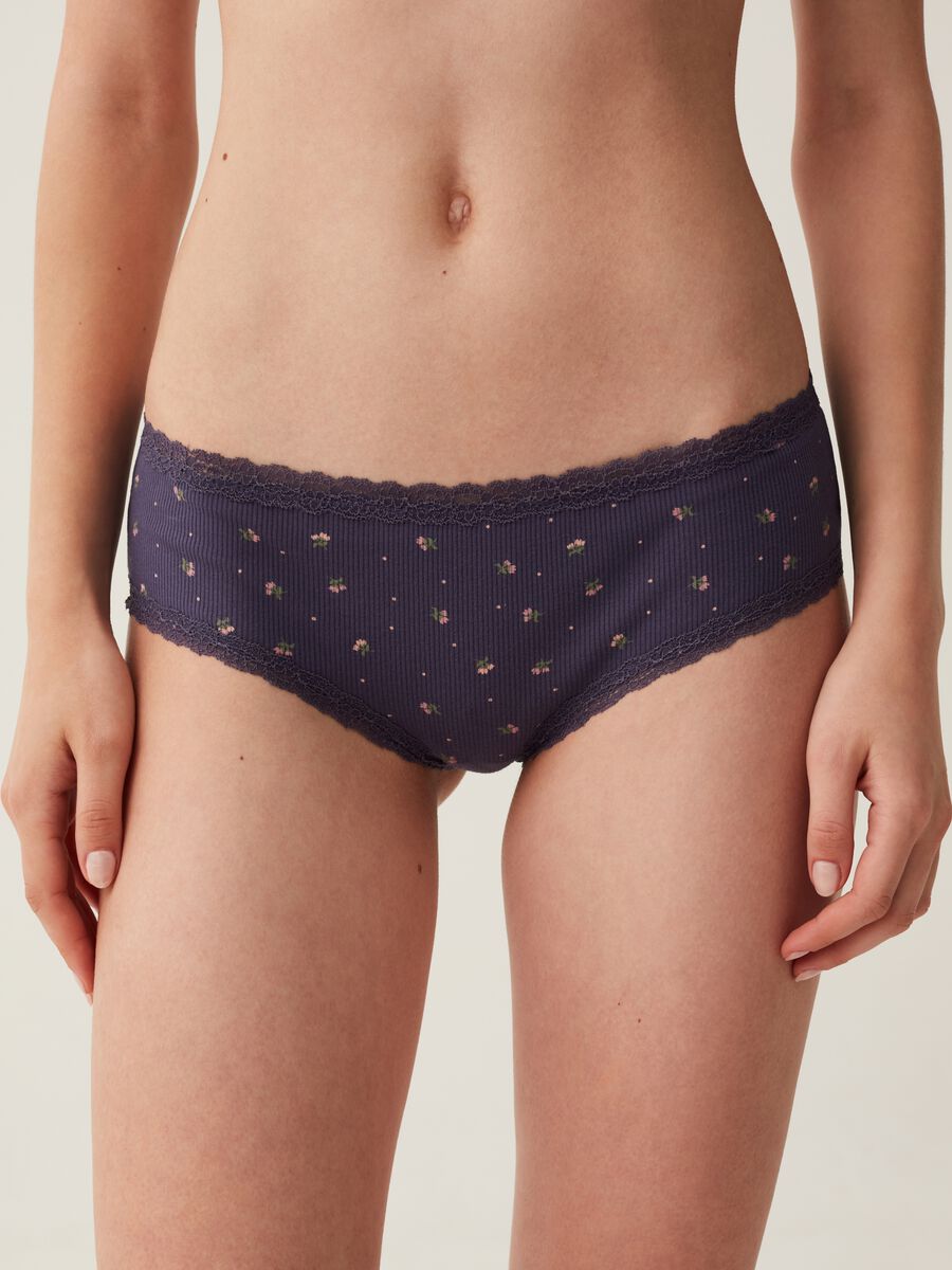 Briefs with small flowers and lace edging_1