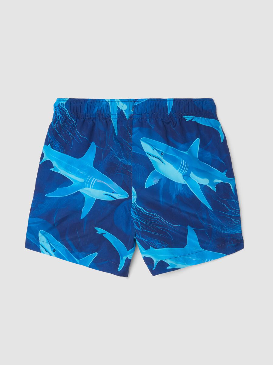 Ba&ntilde;ador tipo b&oacute;xer azul con estampado de tiburones_1