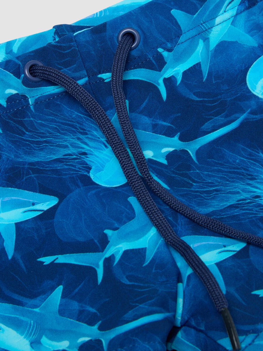Blaue Stretch-Badeboxershorts mit Haiprint_2