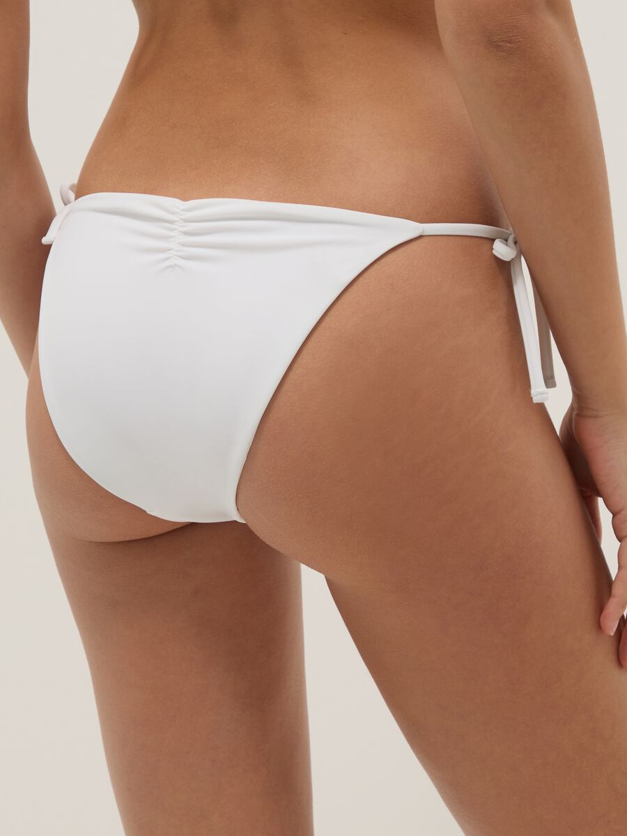 Wei&szlig;es, elastisches Bikini-H&ouml;schen mit Zierperlen_2