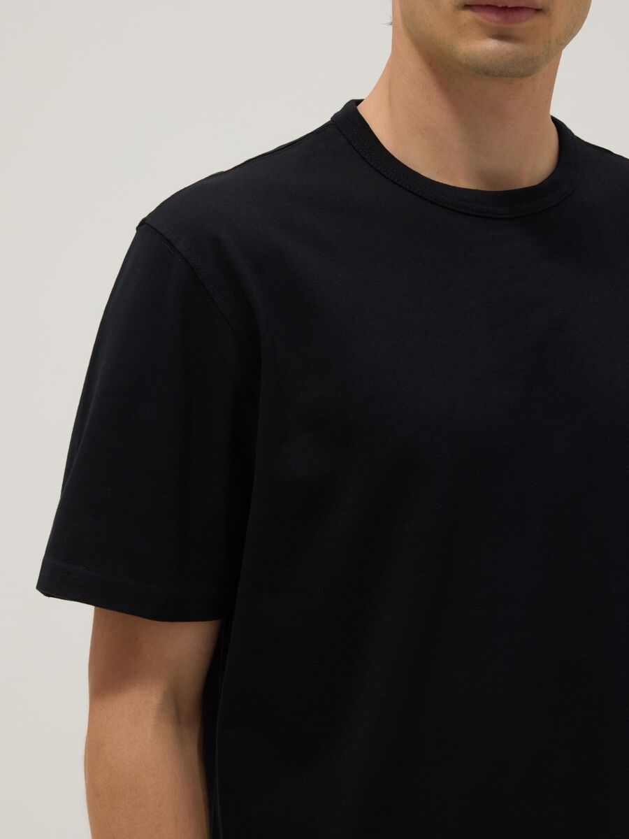 Black pure cotton crew neck t-shirt with relaxed fit_3
