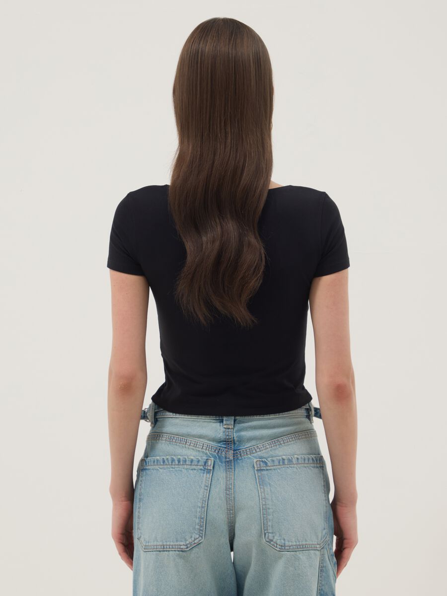 Camiseta negra de algod&oacute;n el&aacute;stico con escote cuadrado_3