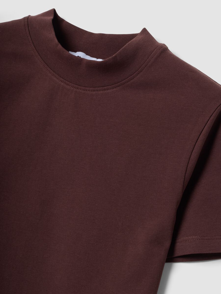 Braunes, figurbetontes T-Shirt aus Stretch-Baumwolle mit Stehkragen_6