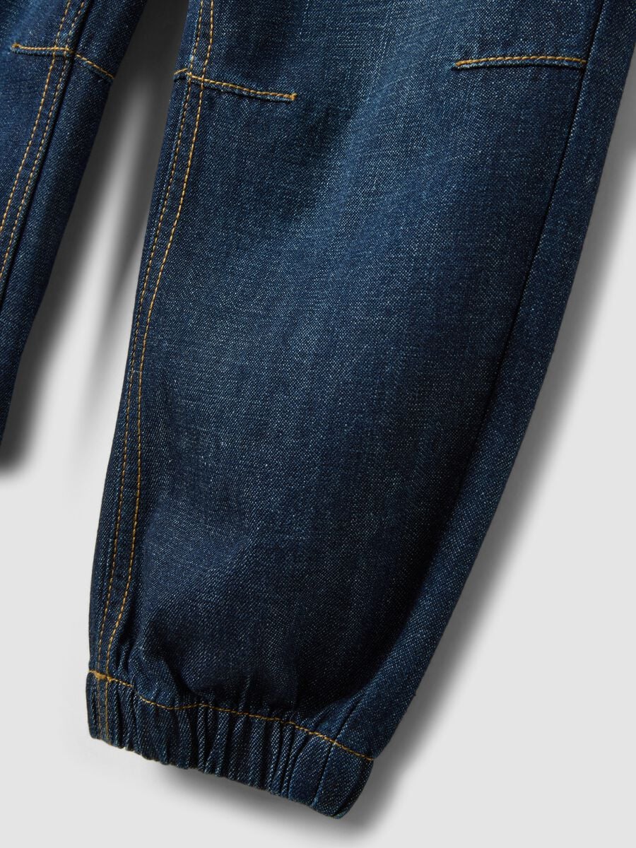 Jogger denim blu in misto cotone e viscosa con vita elasticizzata relaxed fit_2