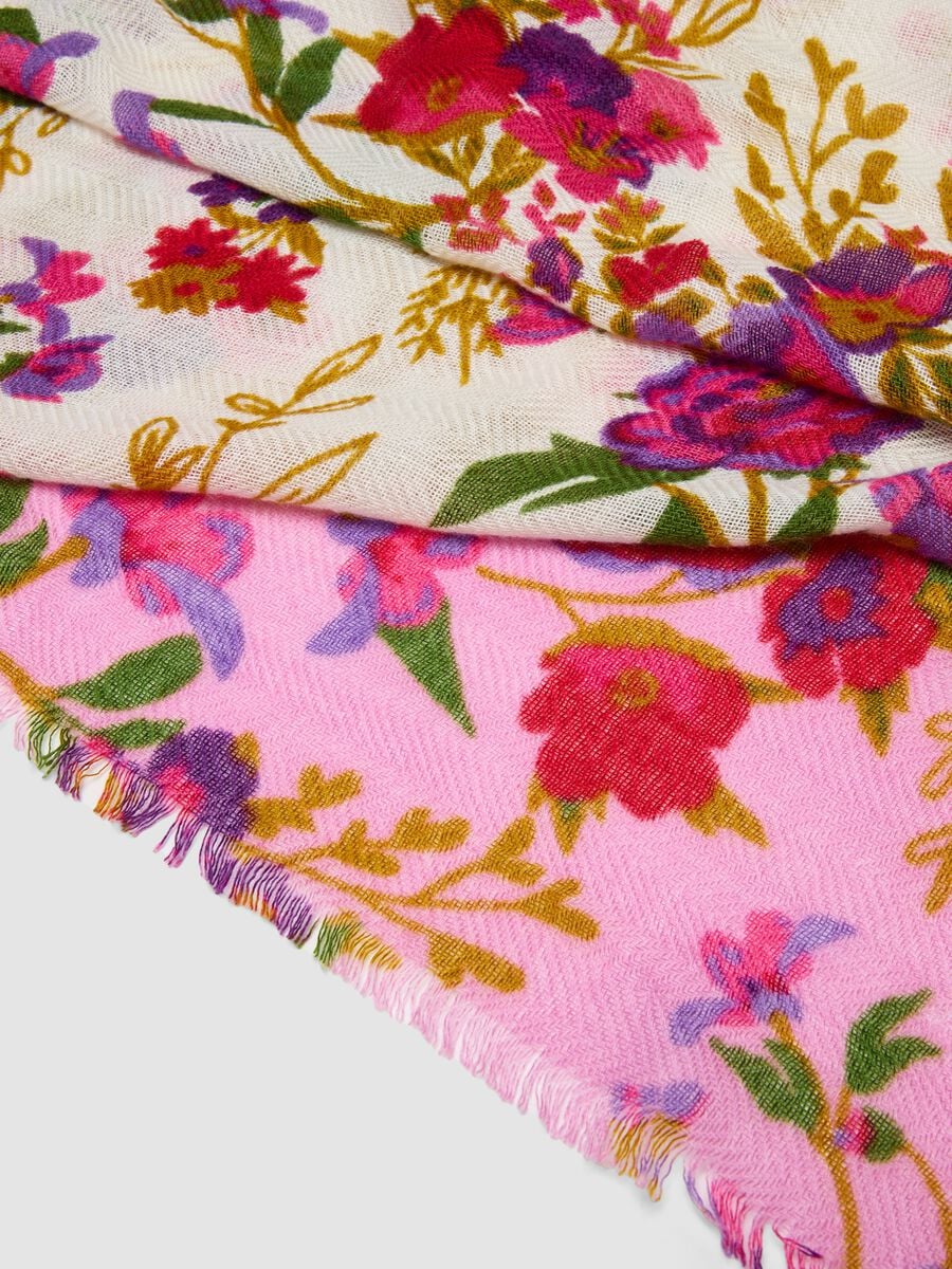 Foulard rosa in misto lana con fantasia floreale_2