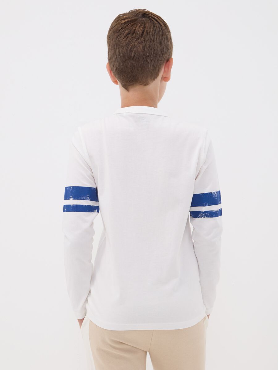 &Lambda;&epsilon;&upsilon;&kappa;ό T-shirt &alpha;&pi;ό &omicron;&rho;&gamma;&alpha;&nu;&iota;&kappa;ό &beta;&alpha;&mu;&beta;ά&kappa;&iota; &mu;&epsilon; &sigma;&tau;ά&mu;&pi;&alpha; varsity &gamma;&iota;&alpha; &alpha;&gamma;ό&rho;&iota;_2