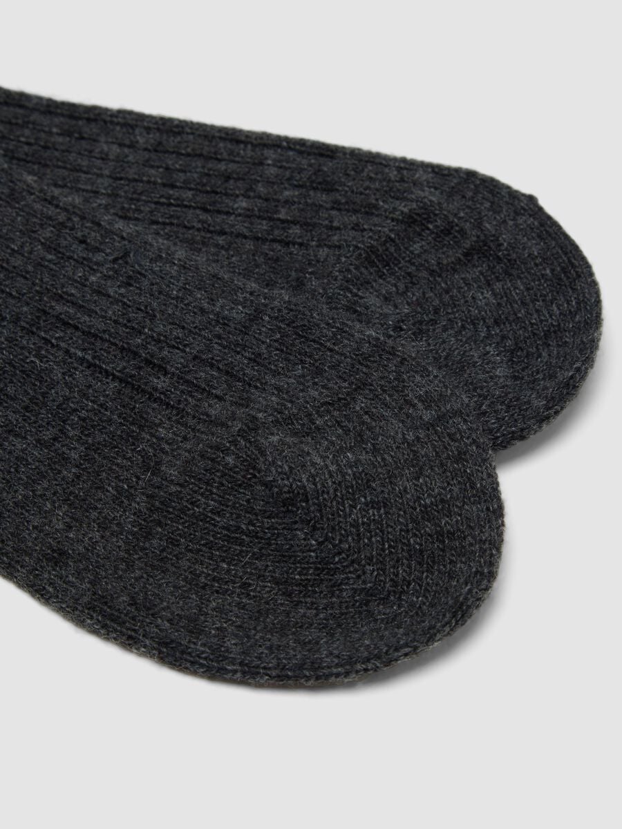 Grey ribbed socks in wool, viscose and stretch cashmere_1