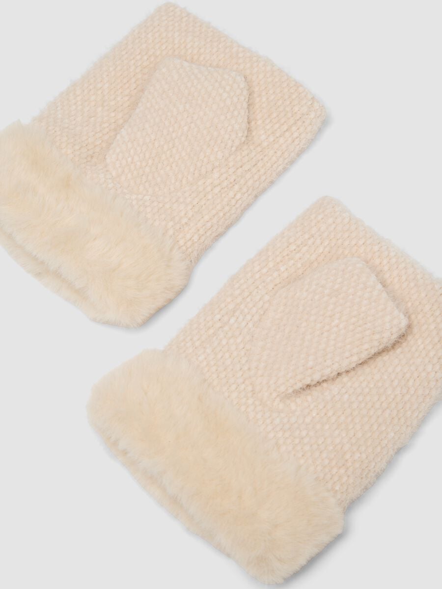 Sand knitted gloves with teddy-effect cuff and embroidery_1