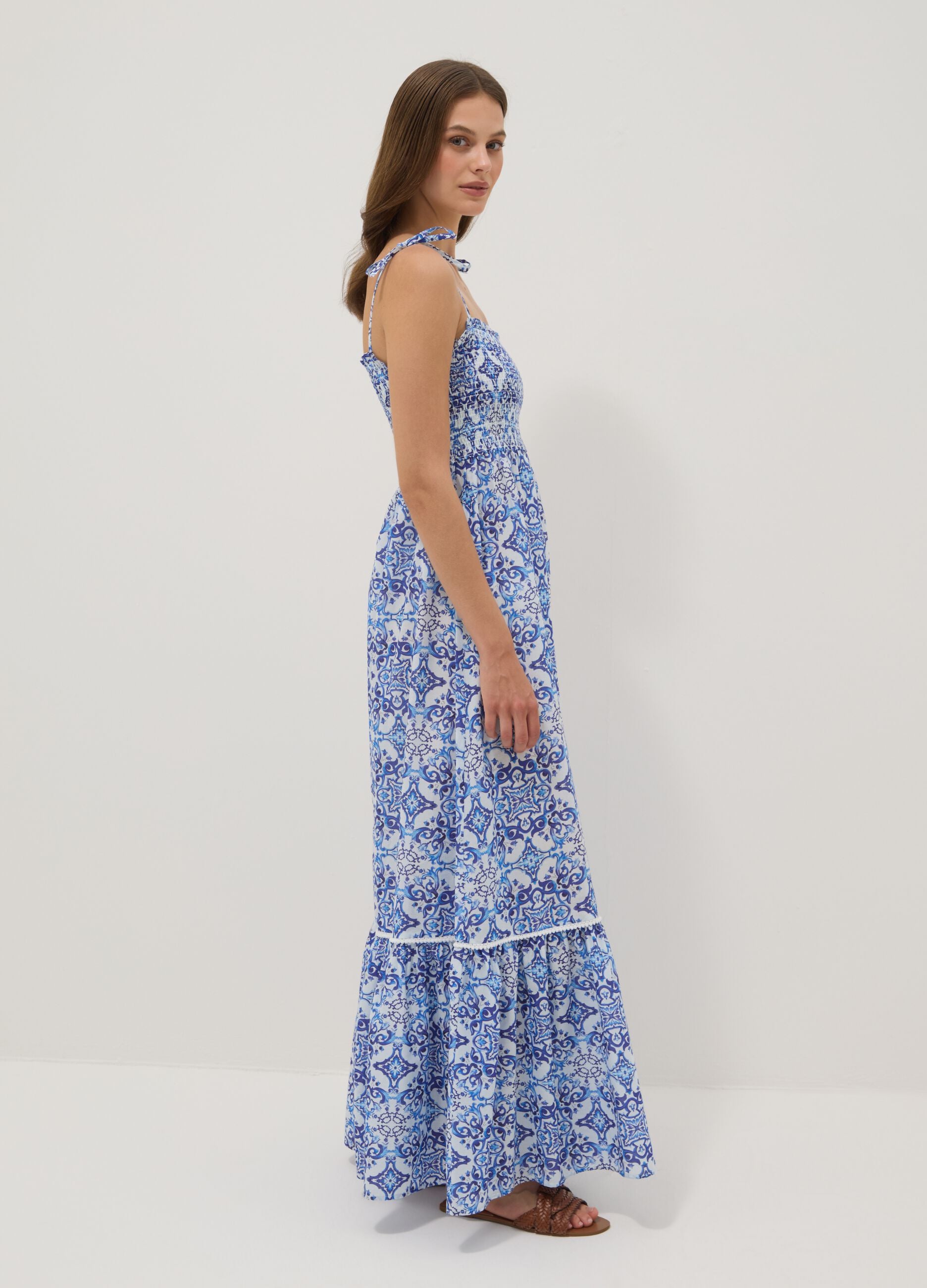 Blaues Maxikleid aus reiner Baumwolle mit Bindetr&auml;gern
