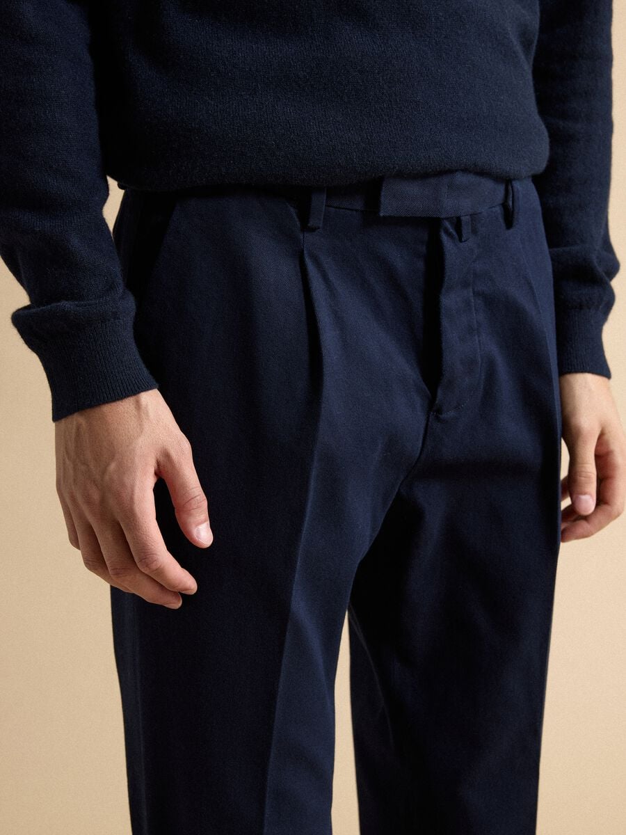 Navy blue stretch cotton chino trousers, regular fit_4